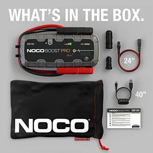 NOCO Boost Pro Starthilfegerät mit Zubehör und Aufbewahrungstasche auf grauem Grund.
