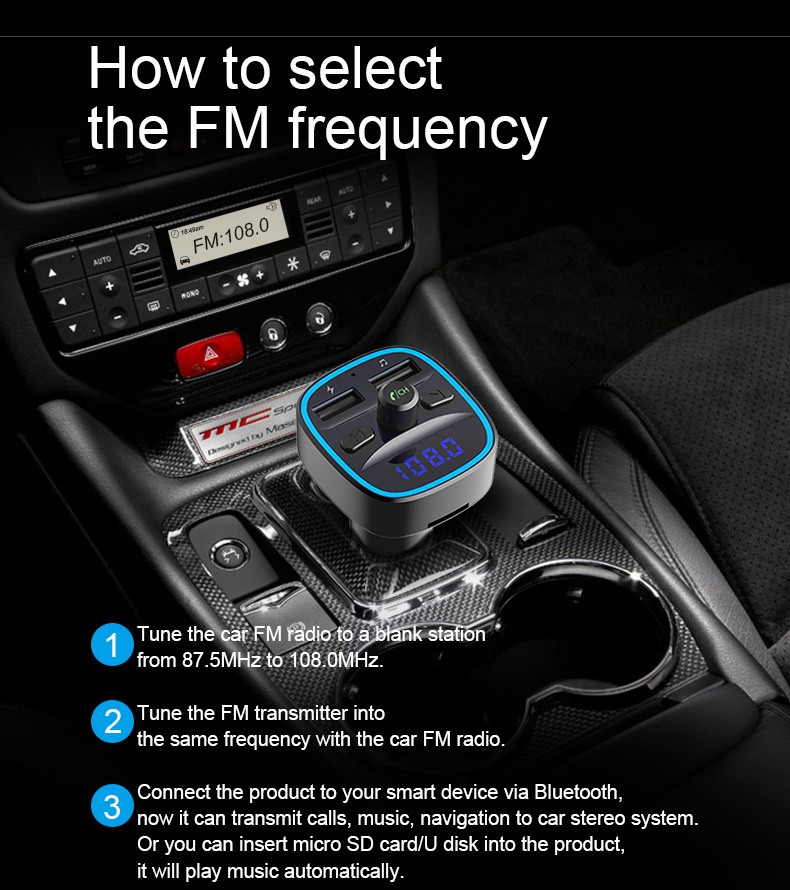 Ein Autoinnenraum mit einem in die Konsole eingesteckten Bluetooth-FM-Transmitter und Anweisungen zur Frequenzauswahl.