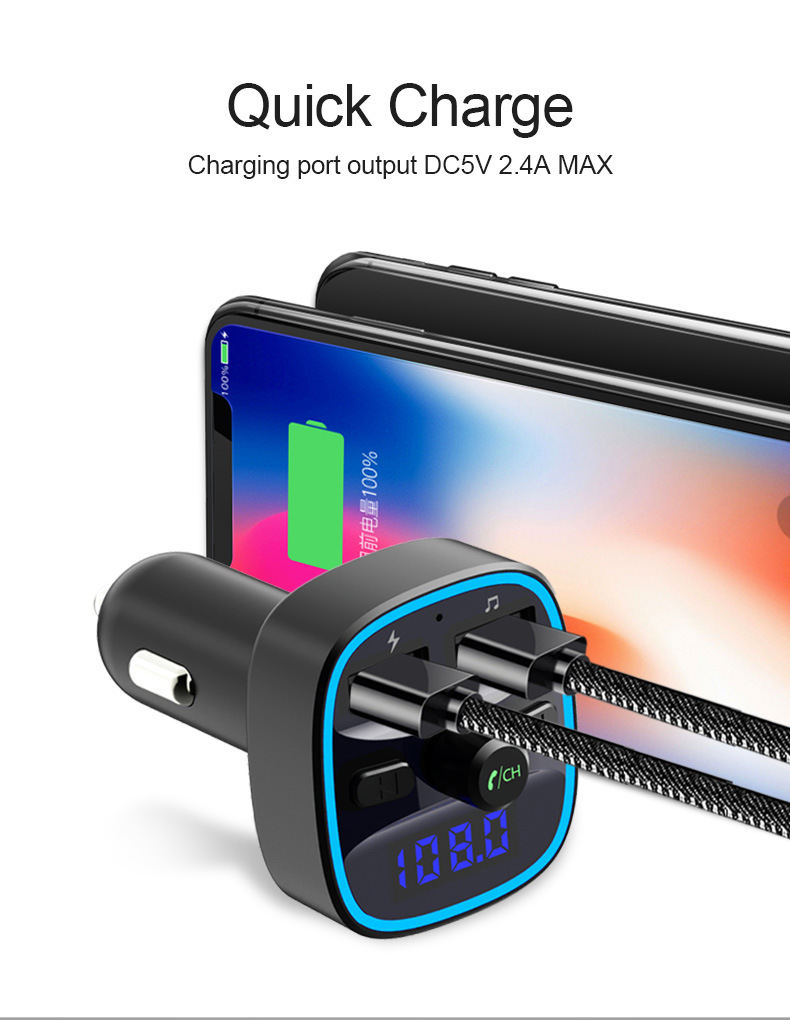 Ein schwarzer KFZ-USB-Lader mit zwei angeschlossenen Ladekabeln und blauer LED-Anzeige vor einem Smartphone.