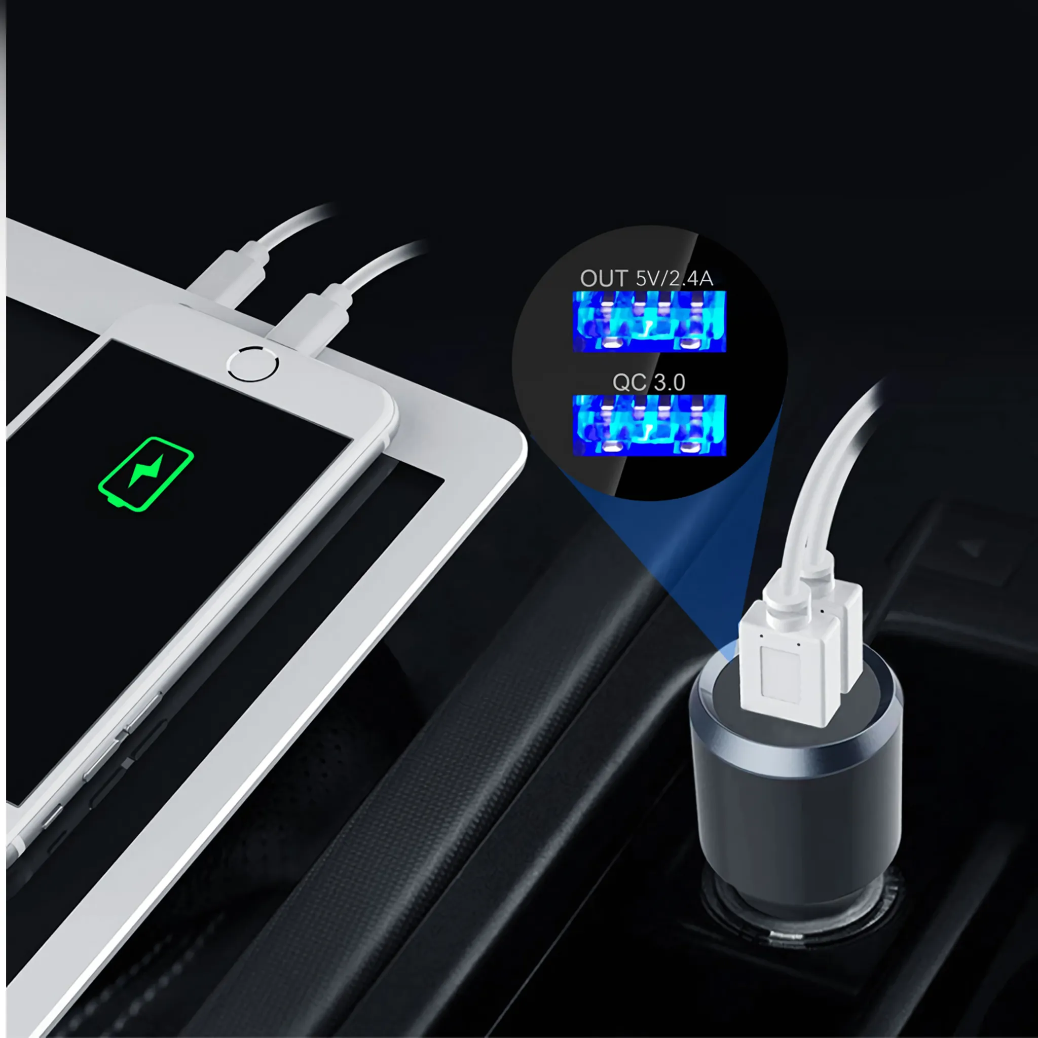 Ein Autoladegerät mit zwei USB-Anschlüssen lädt ein Smartphone und ein Tablet auf, mit Vergrößerung der Anschlüsse.