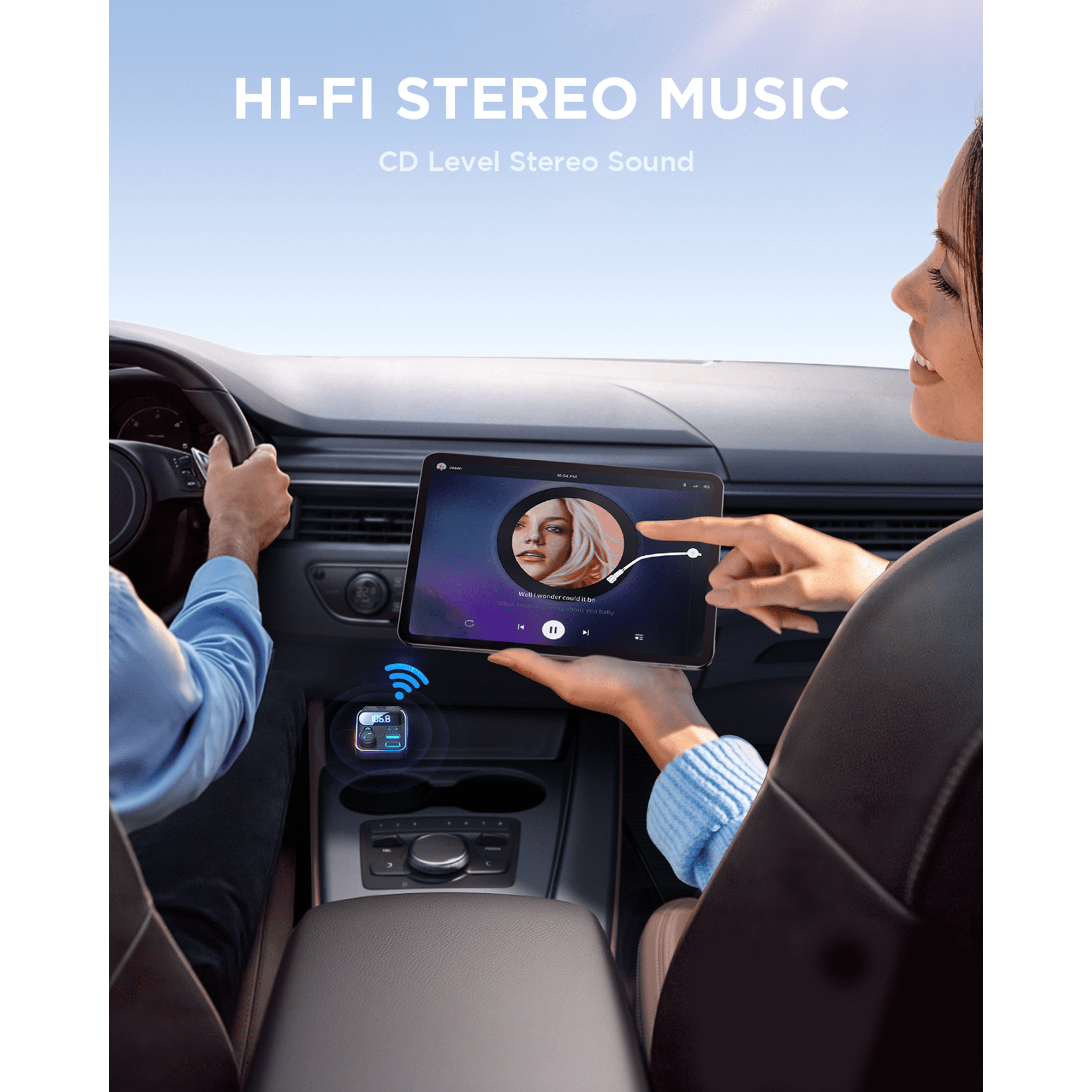 Eine Frau im Auto tippt auf ein Tablet, während der Fahrer das Lenkrad hält. Text oben: Hi-Fi Stereo Music.