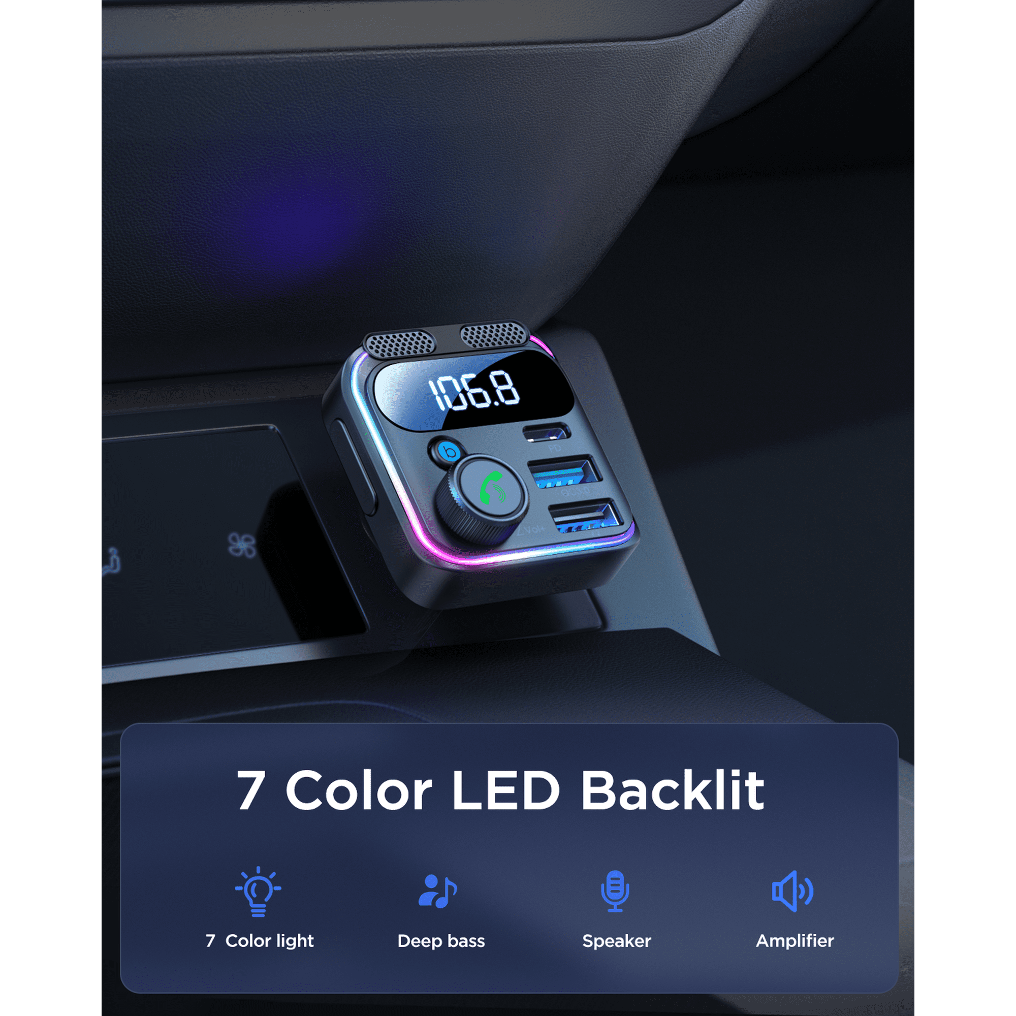 Ein schwarzer FM-Transmitter mit LED-Beleuchtung und USB-Anschlüssen in einem Auto.