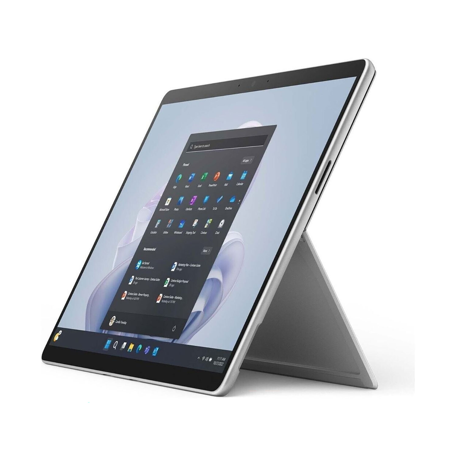 Ein silbernes Tablet steht auf einer weißen Oberfläche und zeigt das Windows-Startmenü.