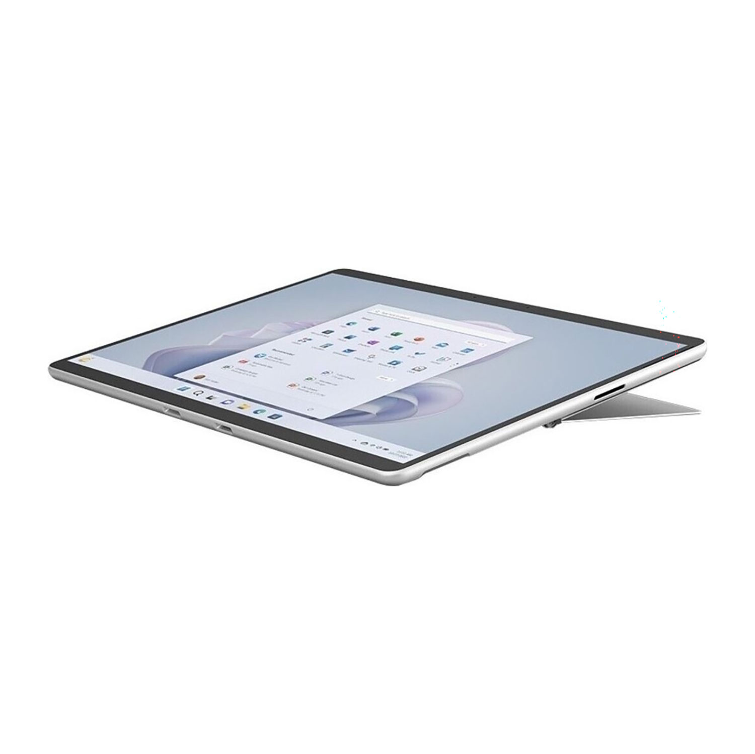 Ein silbernes Tablet mit offenem Bildschirm und eingebautem Ständer liegt auf weißem Hintergrund.
