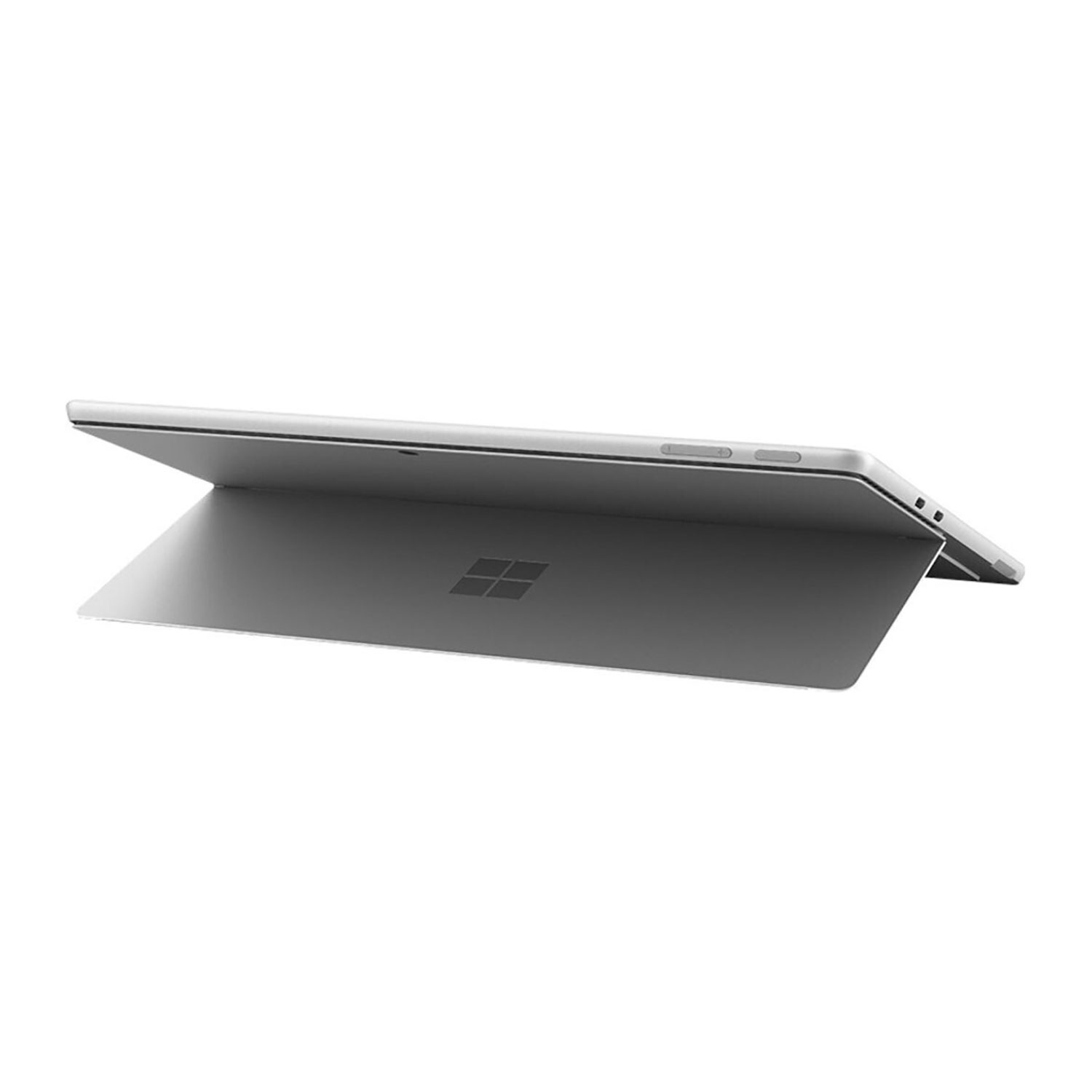 Ein silbernes Microsoft Surface Tablet steht auf einem weißen Hintergrund und zeigt die Rückseite mitgeklapptem Ständer.