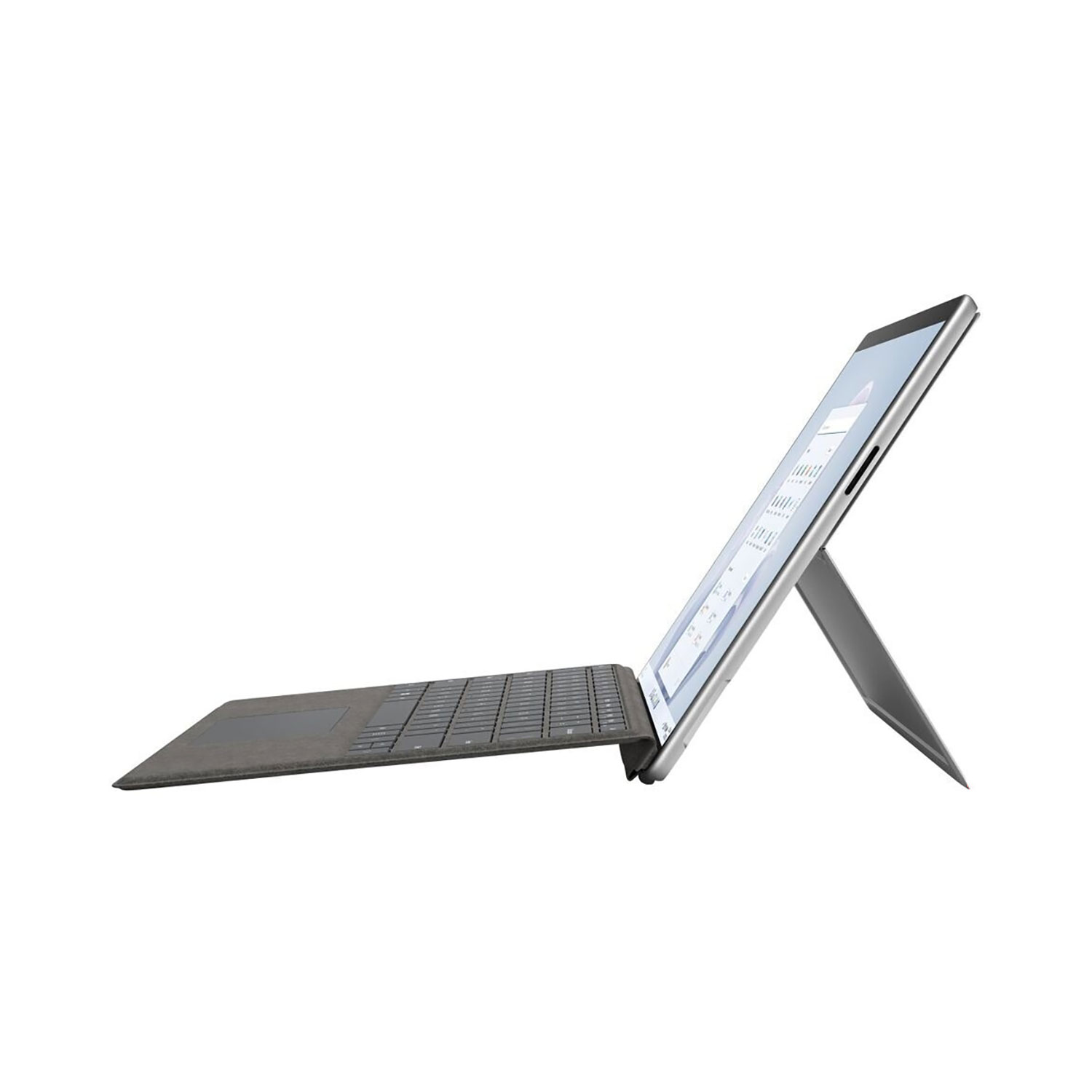 Ein silbernes Tablet mit angeschlossener schwarzer Tastatur und integriertem Ständer steht auf weißem Grund.