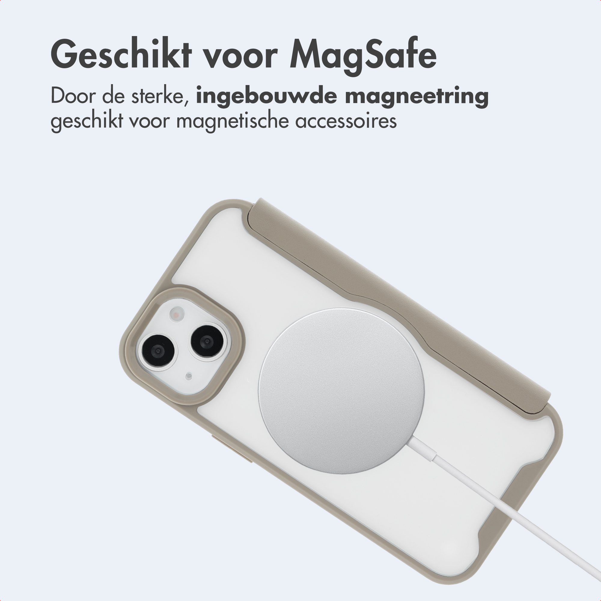 Ein Smartphone in einer schützenden Hülle mit MagSafe-Ladegerät, das auf einer hellen Oberfläche liegt.