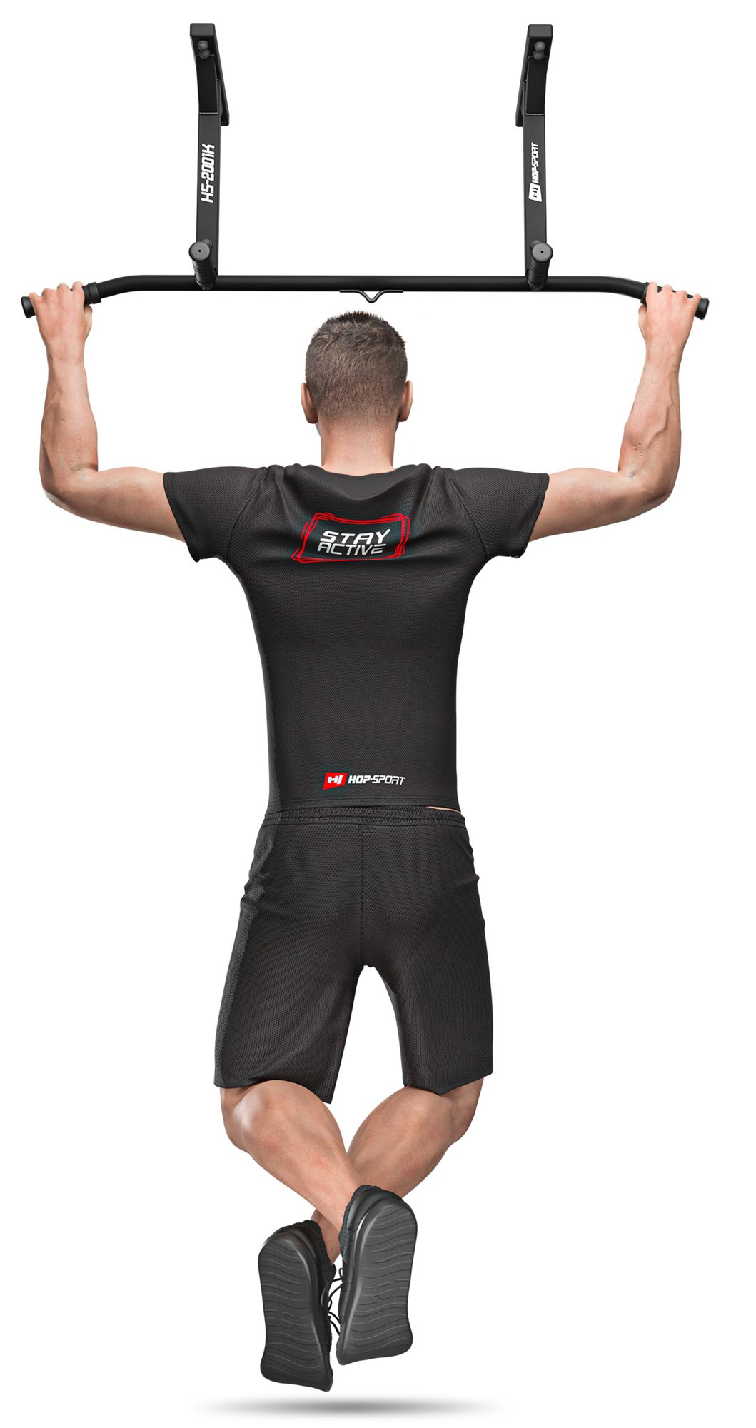Ein Mann in schwarzer Sportkleidung macht Klimmzüge an einer schwarzen Wandstange.