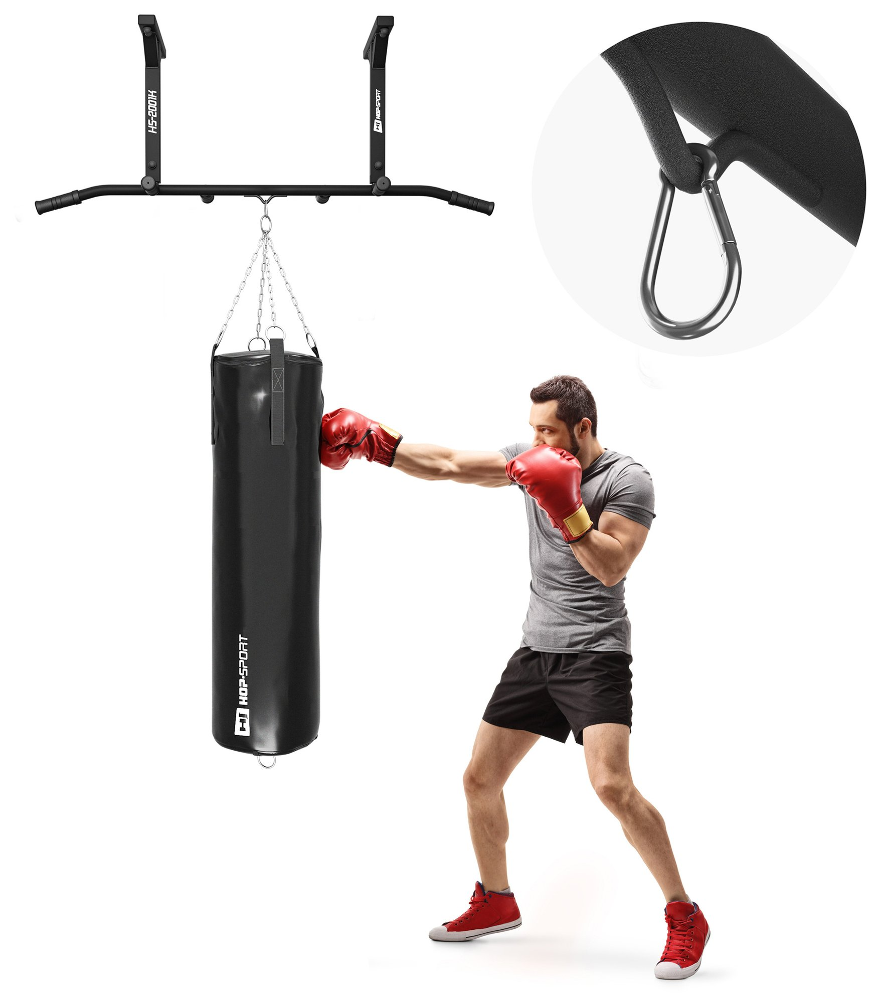 Ein Boxer in grauem Shirt und roten Handschuhen schlägt gegen einen Boxsack, der an einer Wandhalterung hängt.