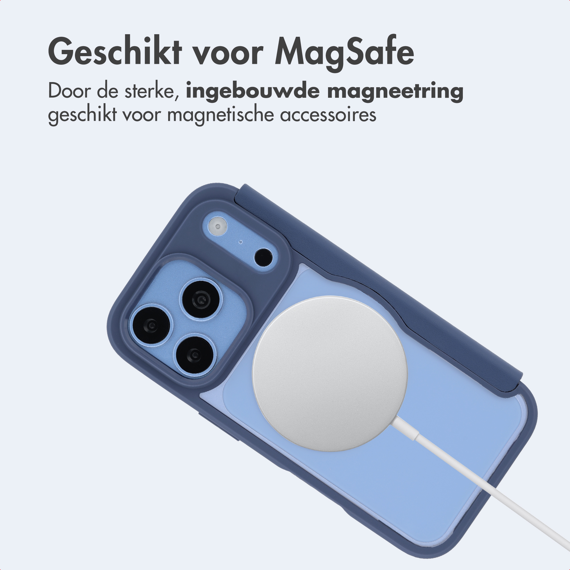 Blaue Smartphone-Hülle mit MagSafe-Ladegerät und dreifacher Kamera auf weißem Hintergrund.