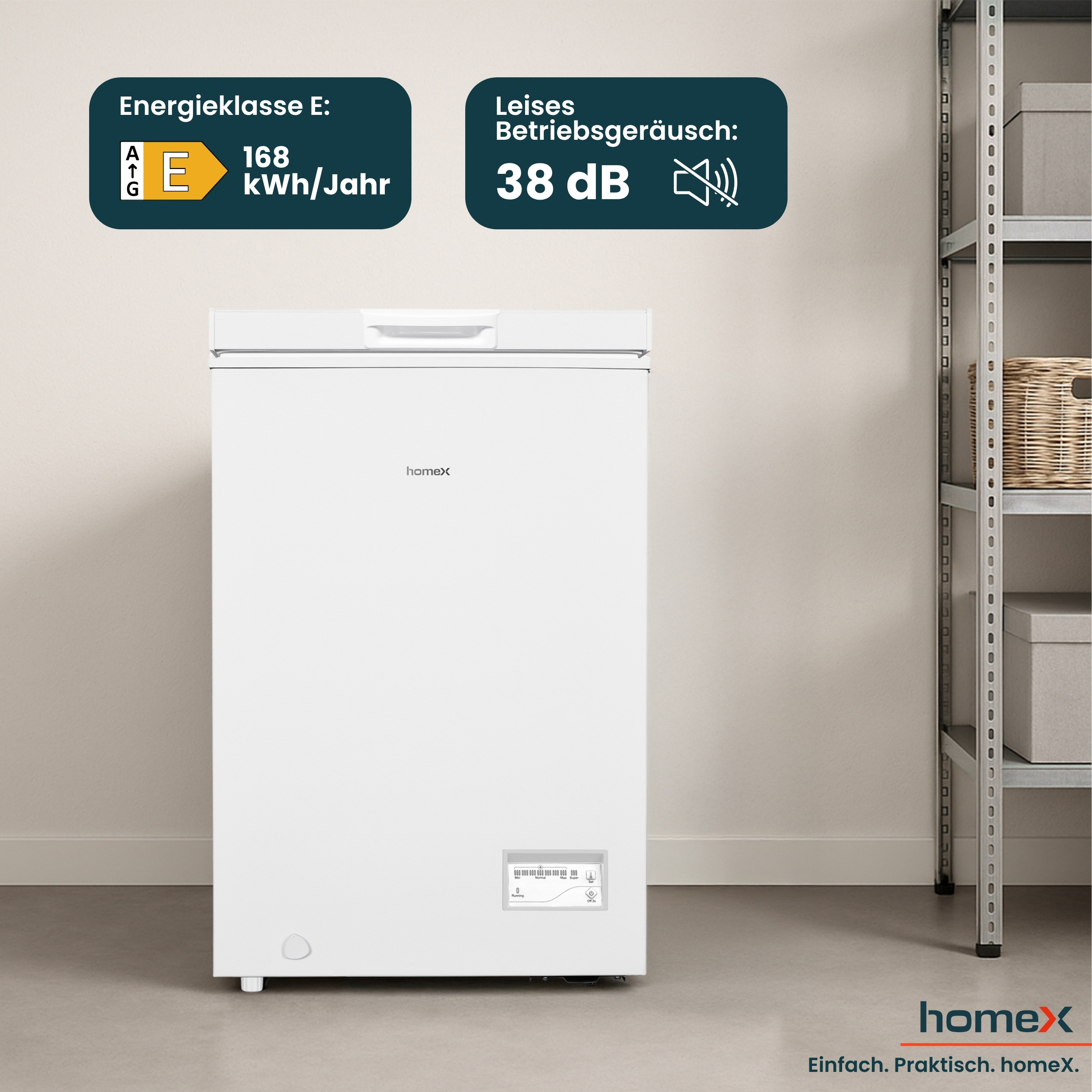 Weiße Homex Gefriertruhe vor einer beigefarbenen Wand mit Info-Symbolen für Energieeffizienz und leisen Betrieb.