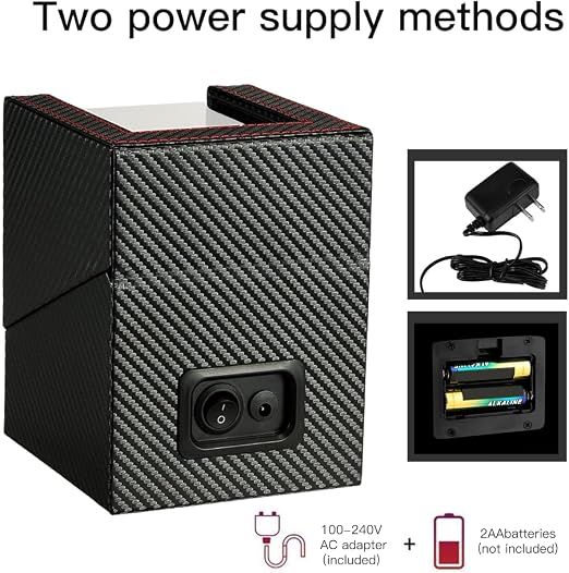 Ein schwarzer Uhrenbeweger aus Carbon mit zwei Stromoptionen: ein AC-Adapter und zwei AA-Batterien.