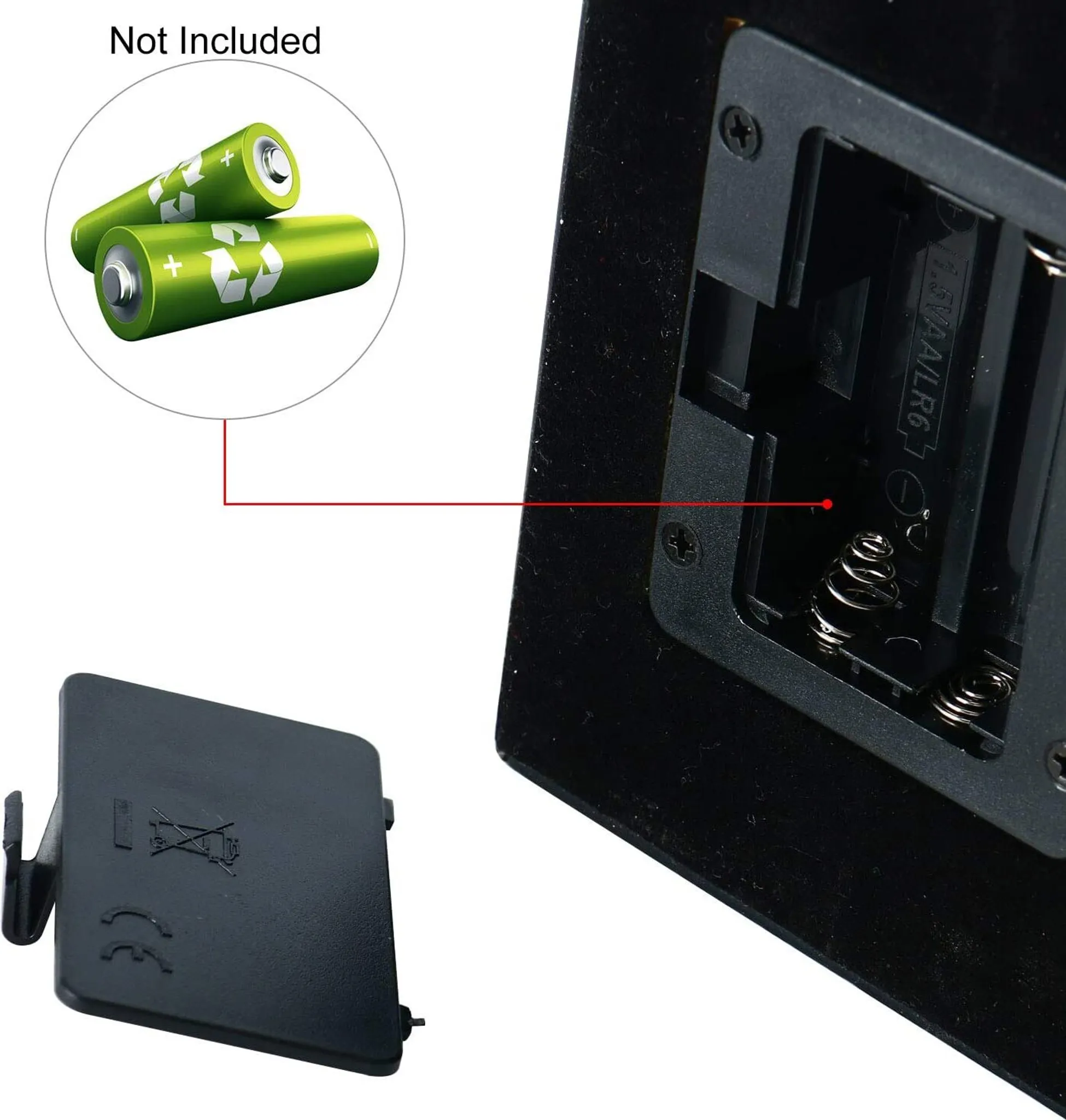 Batteriefach eines Geräts mit geöffnetem Deckel; grüne Batterien sind mit 'Nicht enthalten' gekennzeichnet.