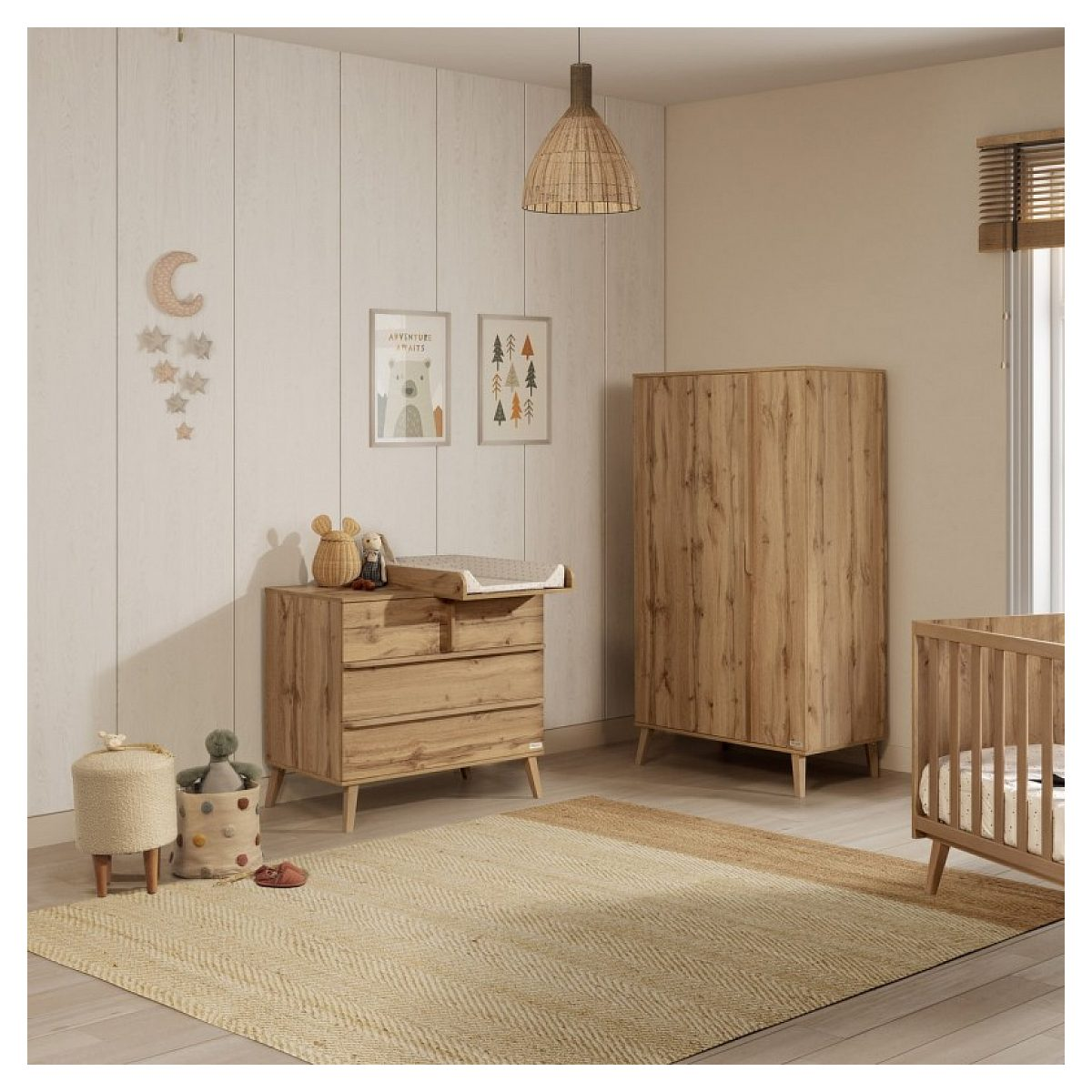 Gemütliches Babyzimmer mit Holzmöbeln, Wickeltisch, Kleiderschrank, Krippe und hellem Teppich.