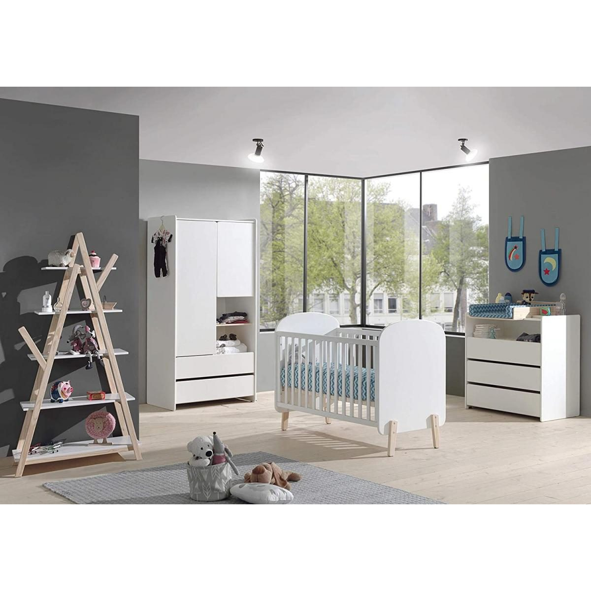 Ein helles, modernes Kinderzimmer mit weißem Möbel, einem Kinderbett in der Mitte, Kleiderschrank und Regal.