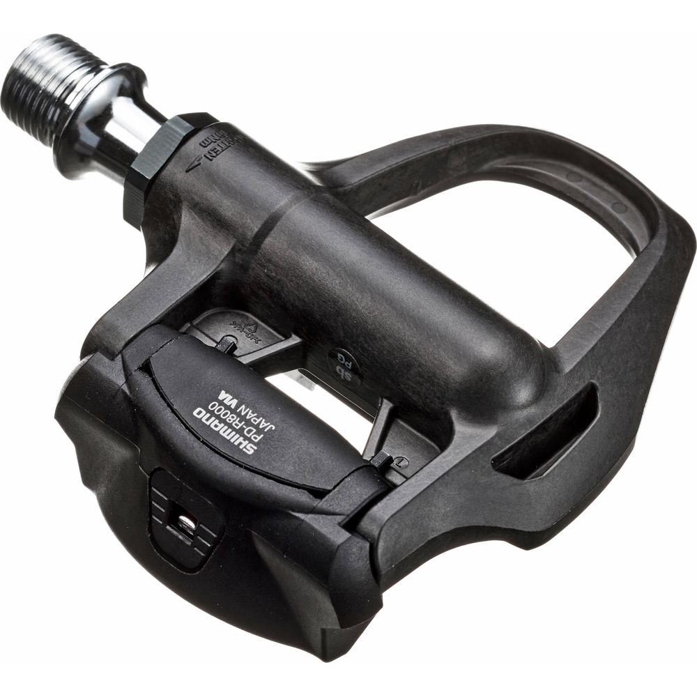 Ein schwarzes Shimano Ultegra PD-R8000 Rennradpedal mit Metallachse vor weißem Hintergrund.