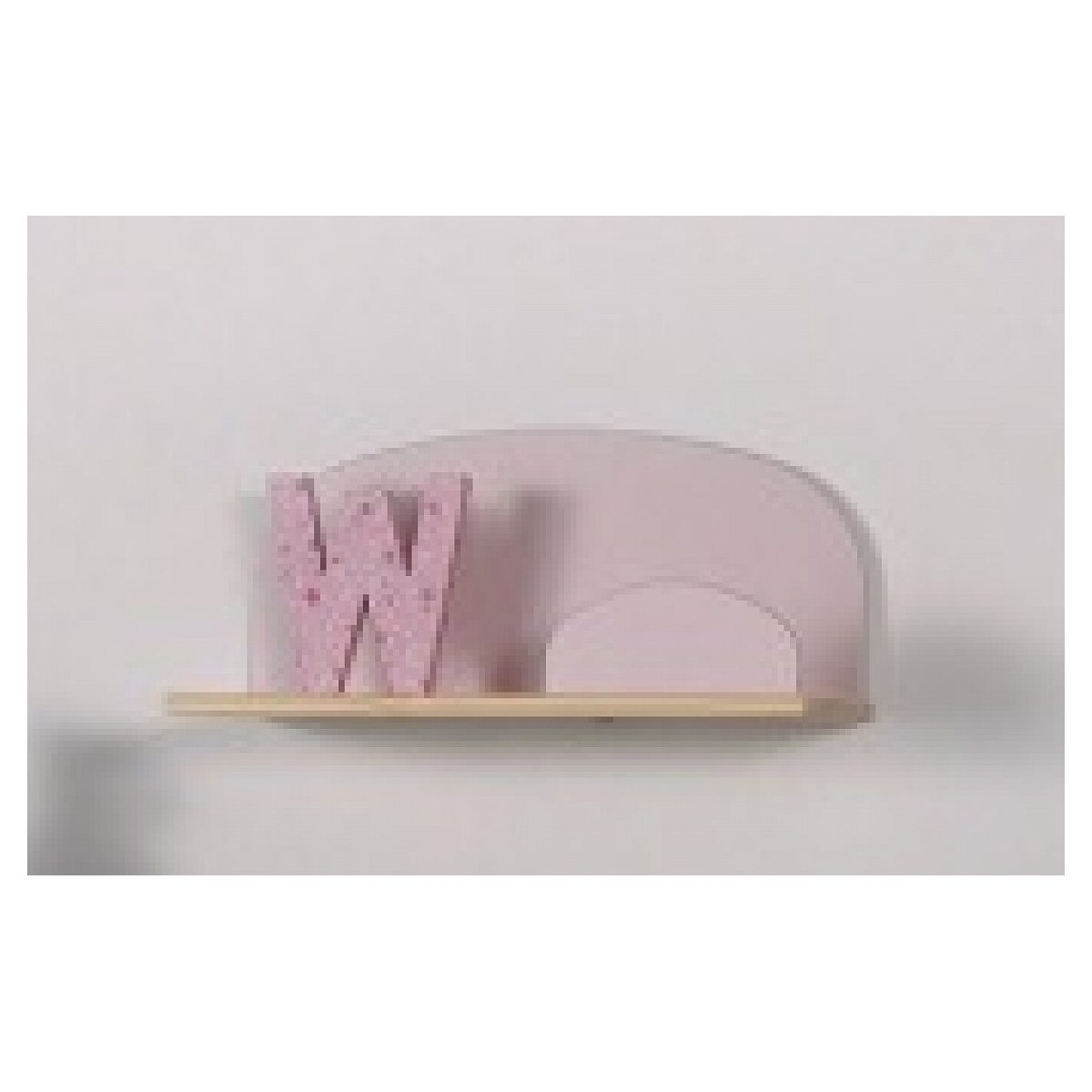 Ein kleines Holzwandregal mit einem rosa Buchstaben W und einem geschwungenen rosa Deko-Teil.