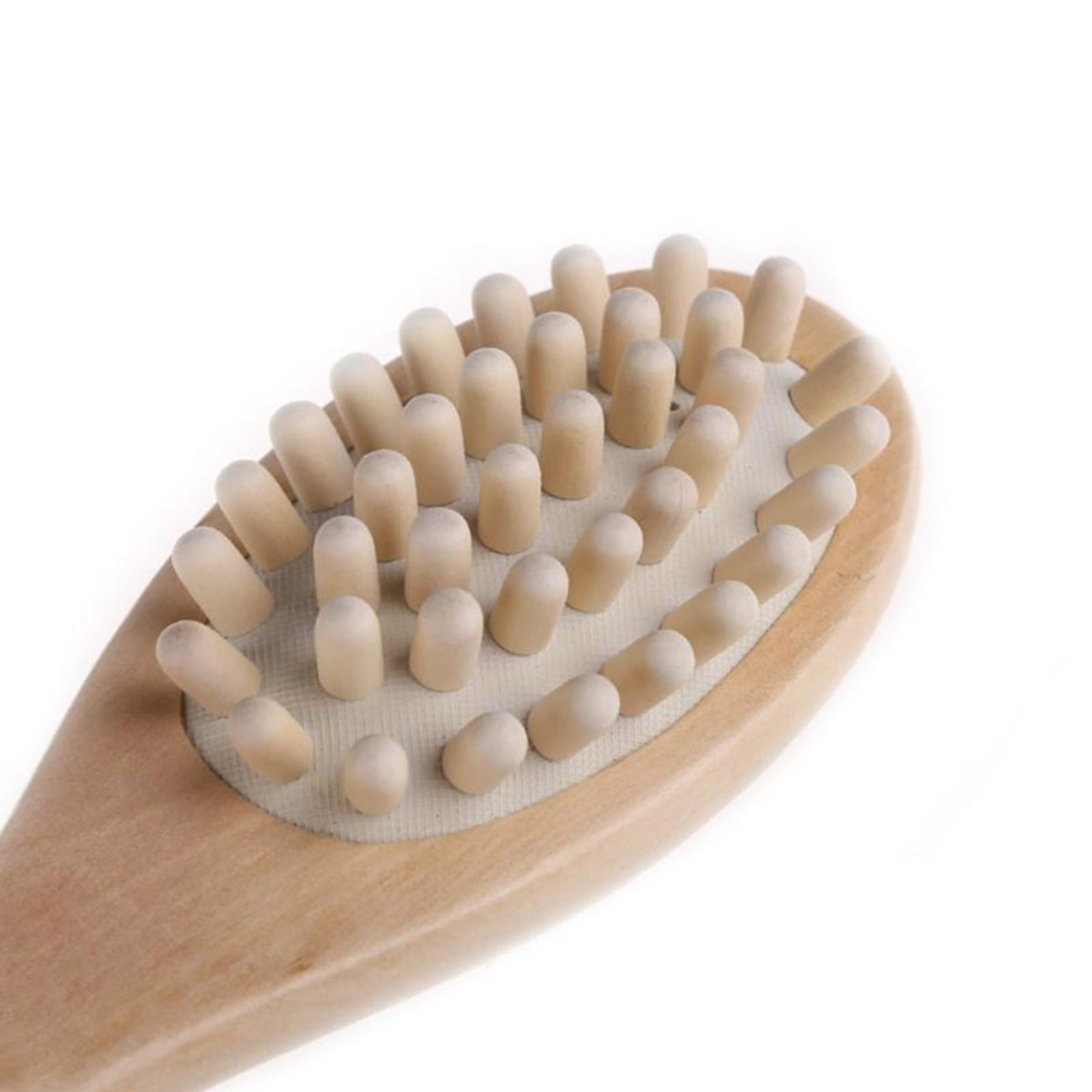 Eine hölzerne Massagebürste mit abgerundeten Holznoppen auf weißem Grund.