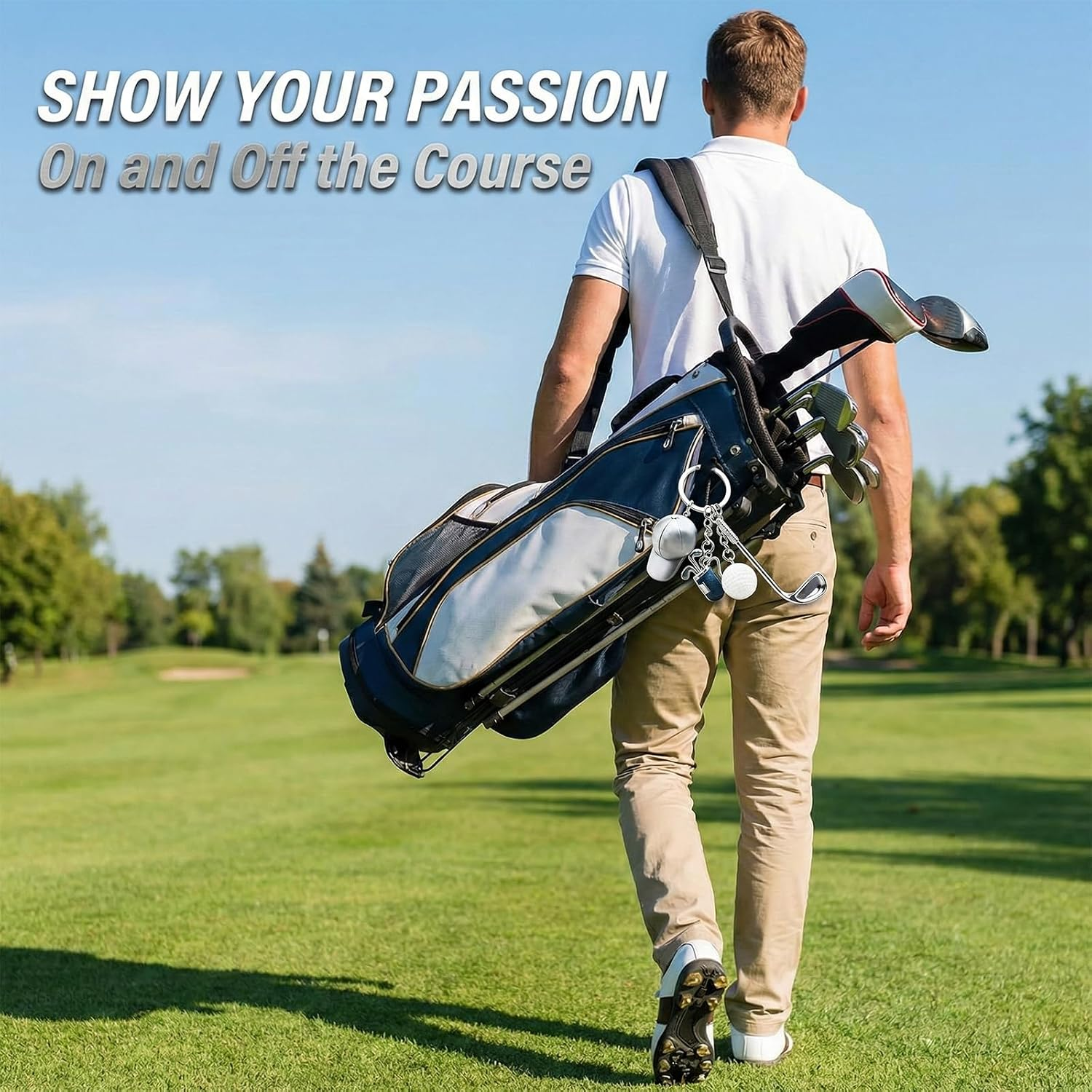 Ein Golfer geht mit einer Golftasche über der Schulter auf einem grünen Golfplatz.