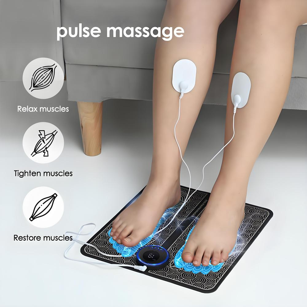 Beine auf einem elektrischen Fußmassagegerät mit EMS-Pads und Textgrafiken.