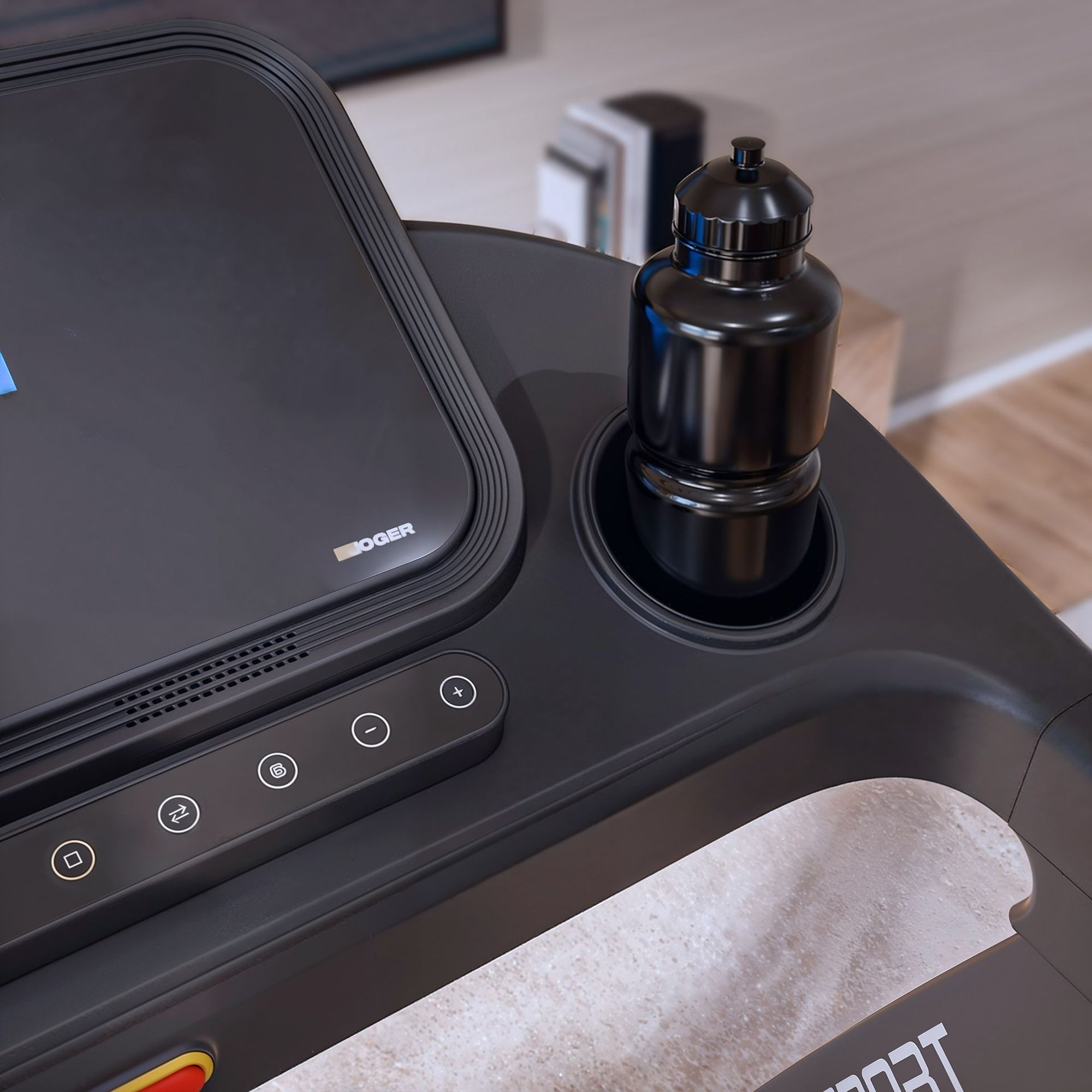 Schwarze Laufbandkonsole mit Touchscreen und schwarzer Wasserflasche im Getränkehalter.