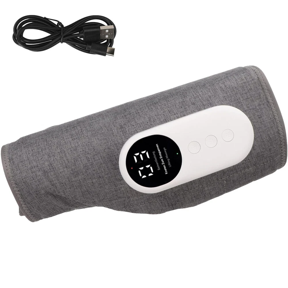 Graue Massage-Stoffmanschette mit weißem Digitalbedienfeld und schwarzem USB-Ladekabel oben vor weißem Hintergrund.