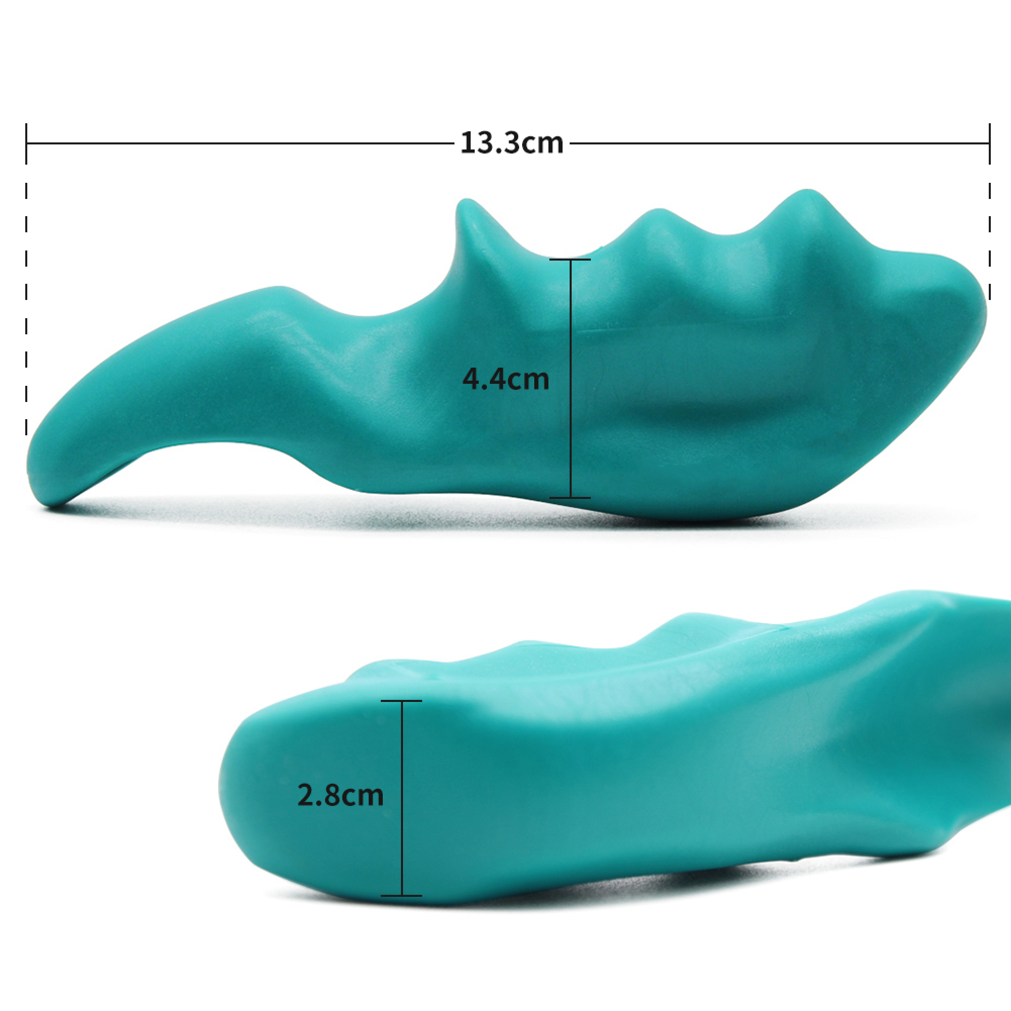 Grünes, welliges Massagegerät mit Maßen von 13.3cm Länge, 4.4cm Höhe und 2.8cm Dicke auf weißem Hintergrund.