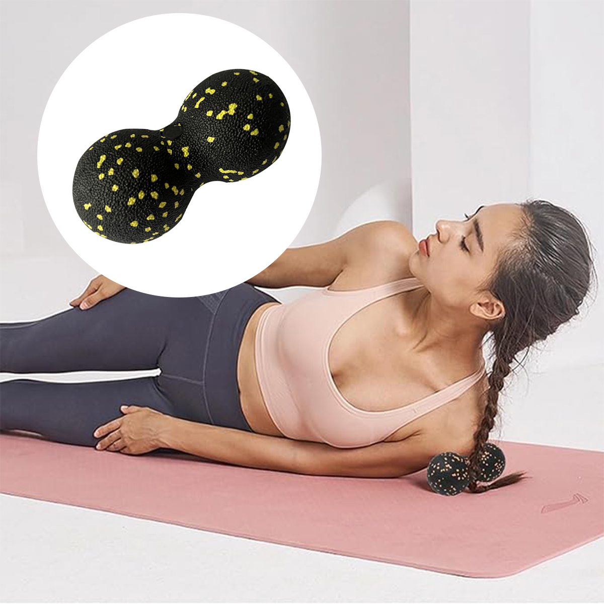 Eine Frau in Sportkleidung nutzt eine Massageball-Rolle auf einer Yogamatte; ein Detailbild zeigt den Ball separat.