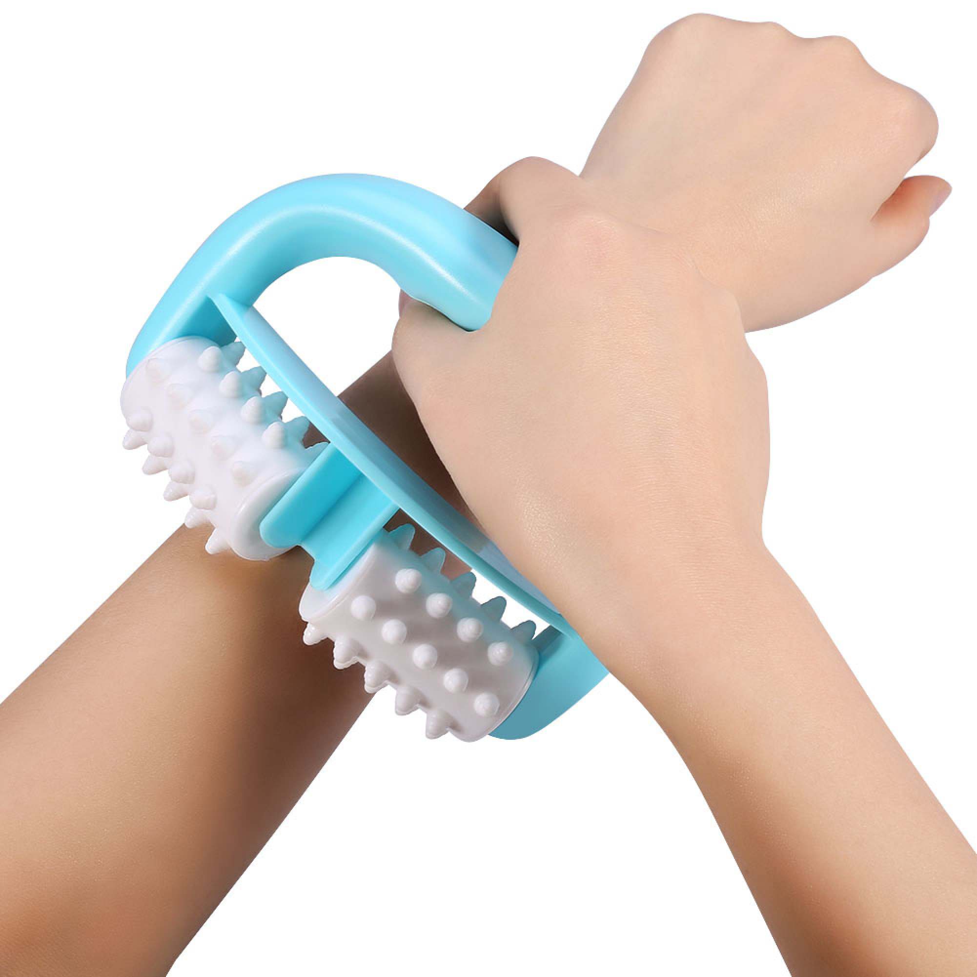 Eine Person benutzt einen blauen Handmassageapparat mit weißen Stachelrollen am Arm.