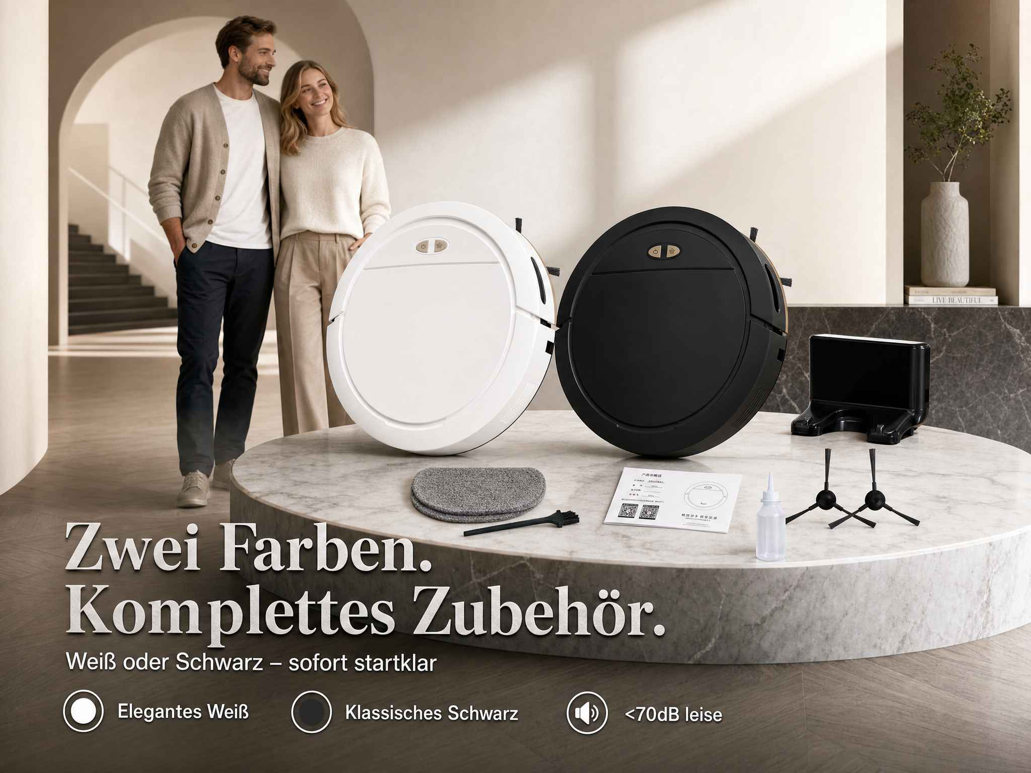 Ein weißer und ein schwarzer Saugroboter mit Zubehör stehen auf einem runden Tisch vor einem glücklichen Paar.