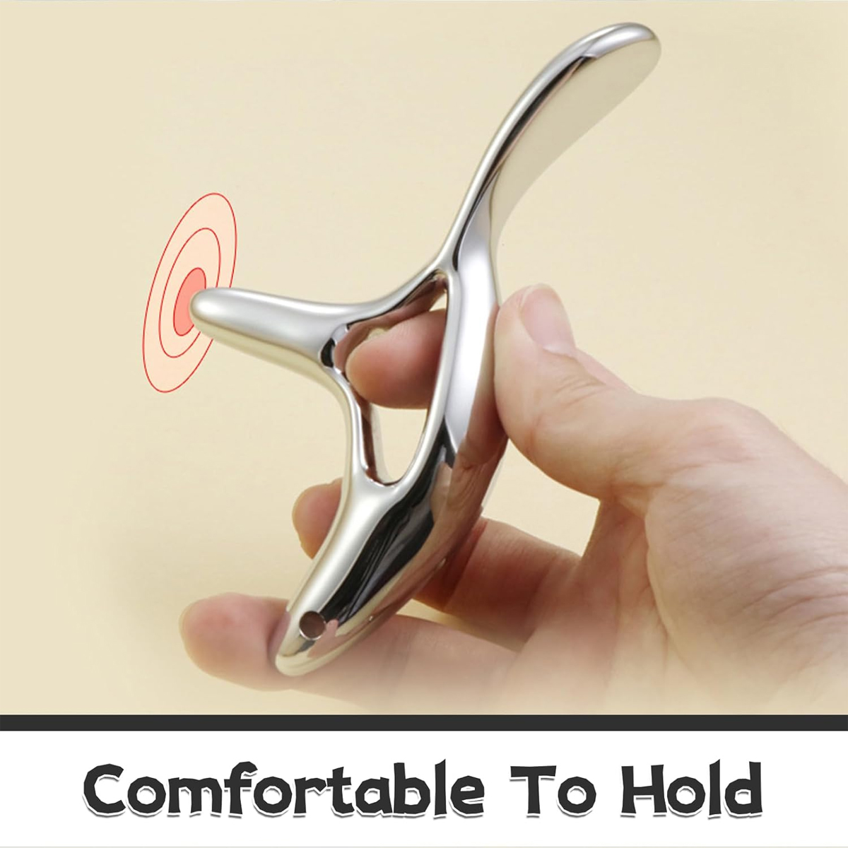 Eine Hand hält ein ergonomisches Silber-Massagegerät vor beigem Hintergrund mit rotem Vibrationssymbol.