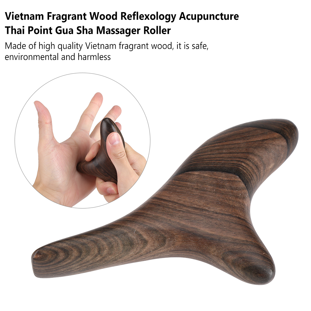 Ein hölzernes Gua-Sha-Massagegerät, links gezeigt bei der Anwendung in einer hand.