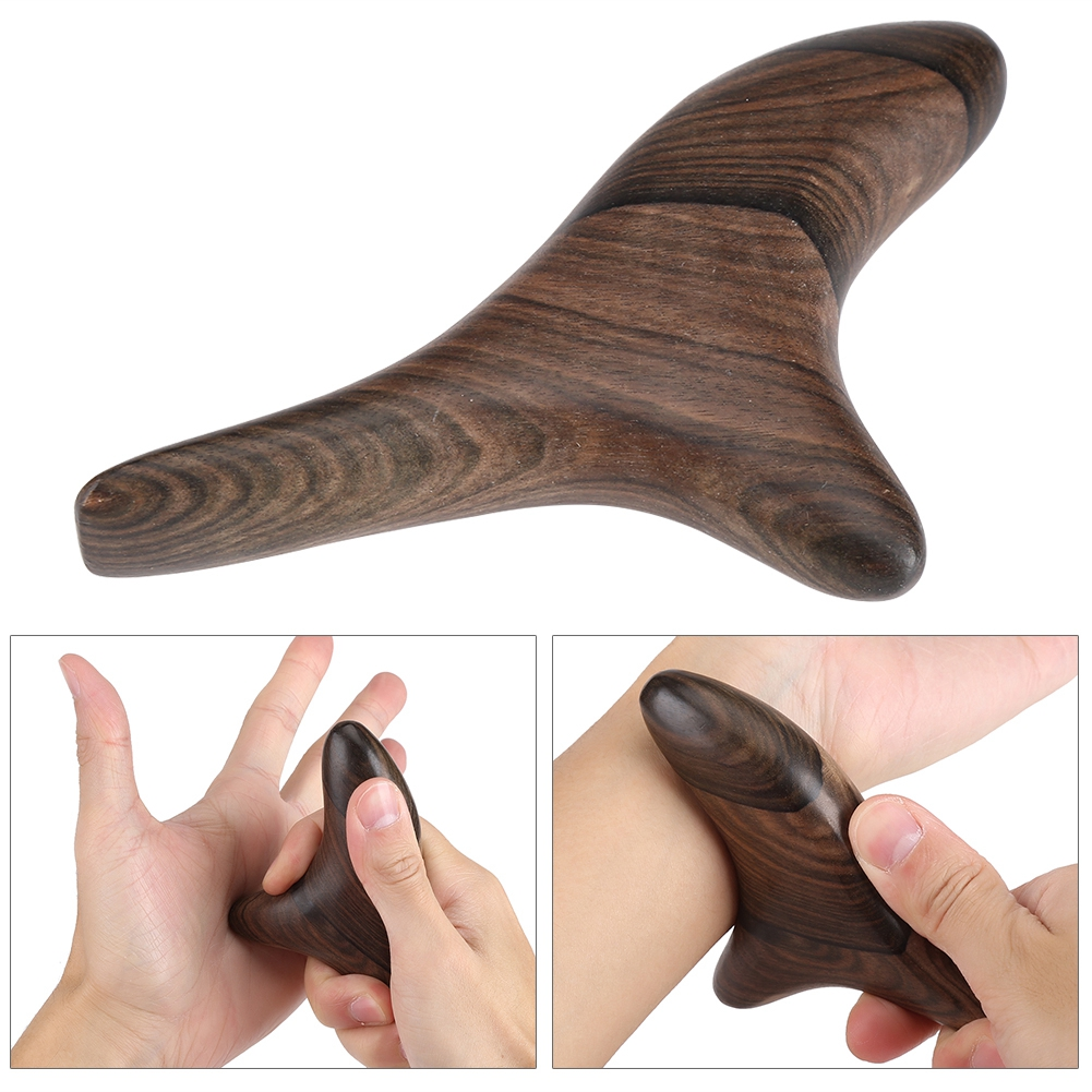 Ein hölzernes Gua-Sha-Massagegerät, das in einer Hand gehalten wird und für Hand- und Armmassagen verwendet wird.