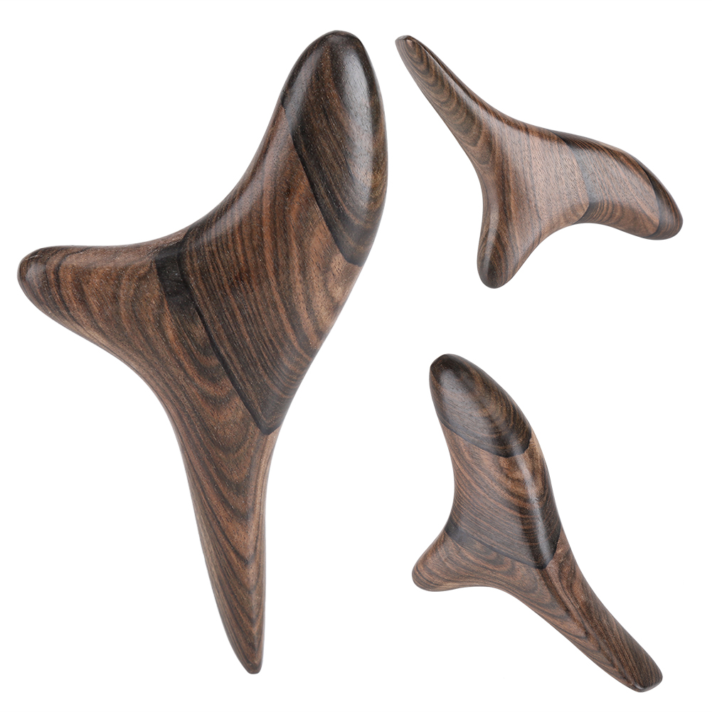Drei ergonomische Massagekeile aus dunkelbraunem Holz mit sichtbarer Maserung auf weißem Hintergrund.