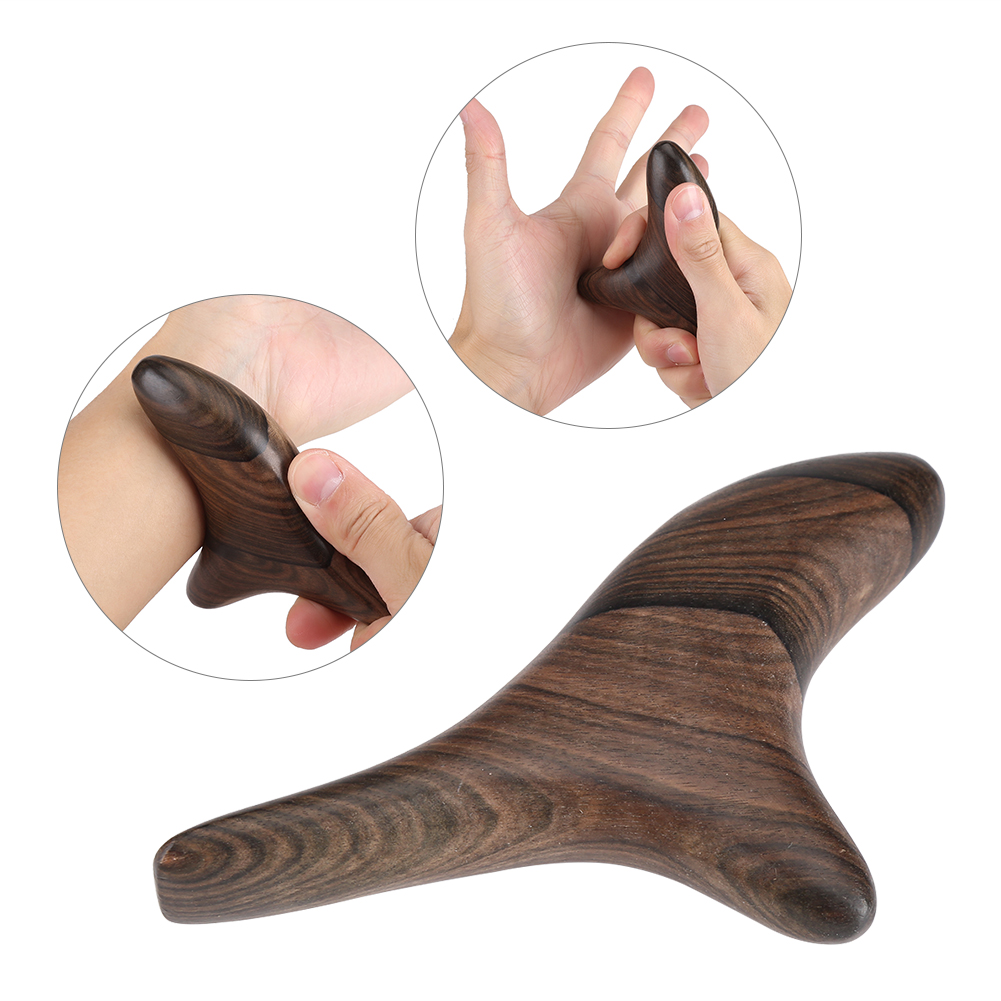 Ein hölzernes Gua Sha Werkzeug in dreifacher Ansicht, genutzt zur Massage an Hand und Handgelenk.