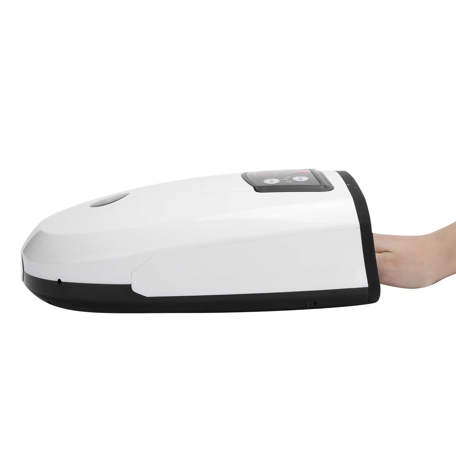 Die Hand einer Person steckt in einem weiß-schwarzen elektronischen Handmassagegerät auf weißem Hintergrund.