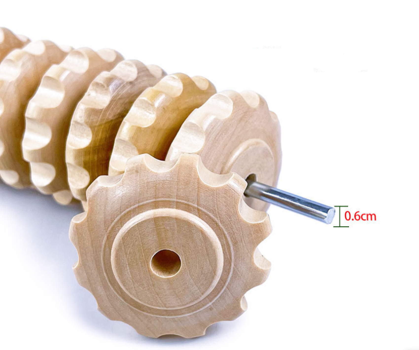 Holzrollen mit gezahnten Scheiben und Metallachse, Durchmesser 0,6 cm.