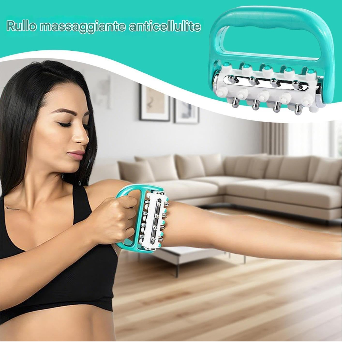 Eine Frau massiert ihren Arm mit einem blauen Anti-Cellulite-Massagegerät mit Metallkugeln in einem Raum.