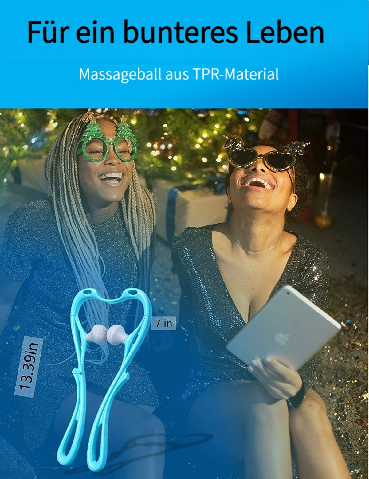 Zwei lächelnde Frauen mit Partybrillen feiern vor einem Weihnachtsbaum, im Vordergrund ein blauer Massageball.
