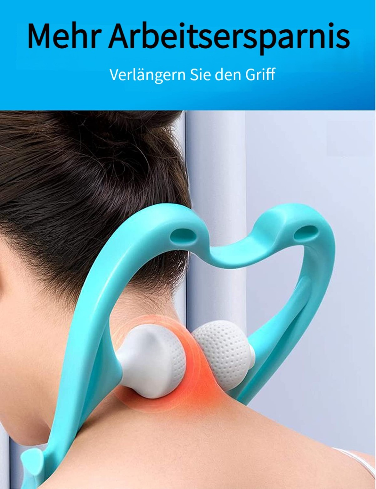Eine Frau verwendet ein blaues Nackenmassagegerät mit zwei weißen Kugeln.