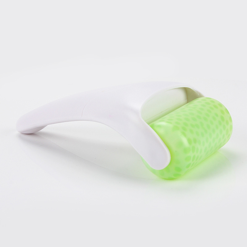 Ein weißer Gesichtsmassage-Roller mit einem hellgrünen, genoppten Kopf auf weißem Hintergrund.