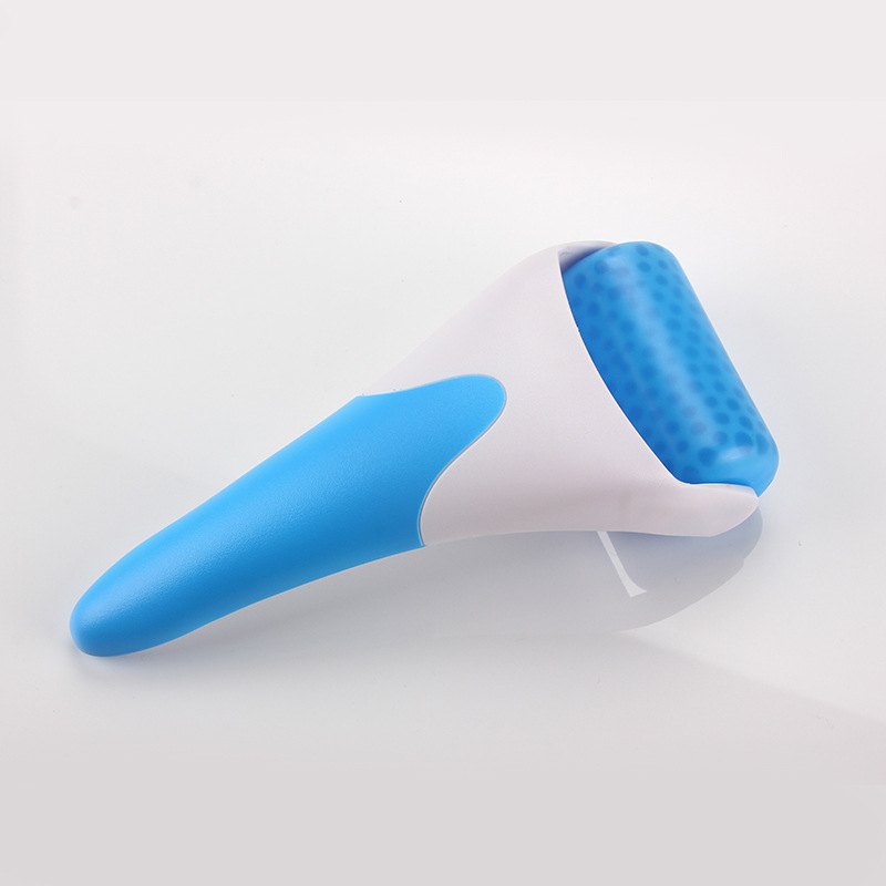 Ein blauer und weißer Eisroller für das Gesicht auf einer weißen Oberfläche.