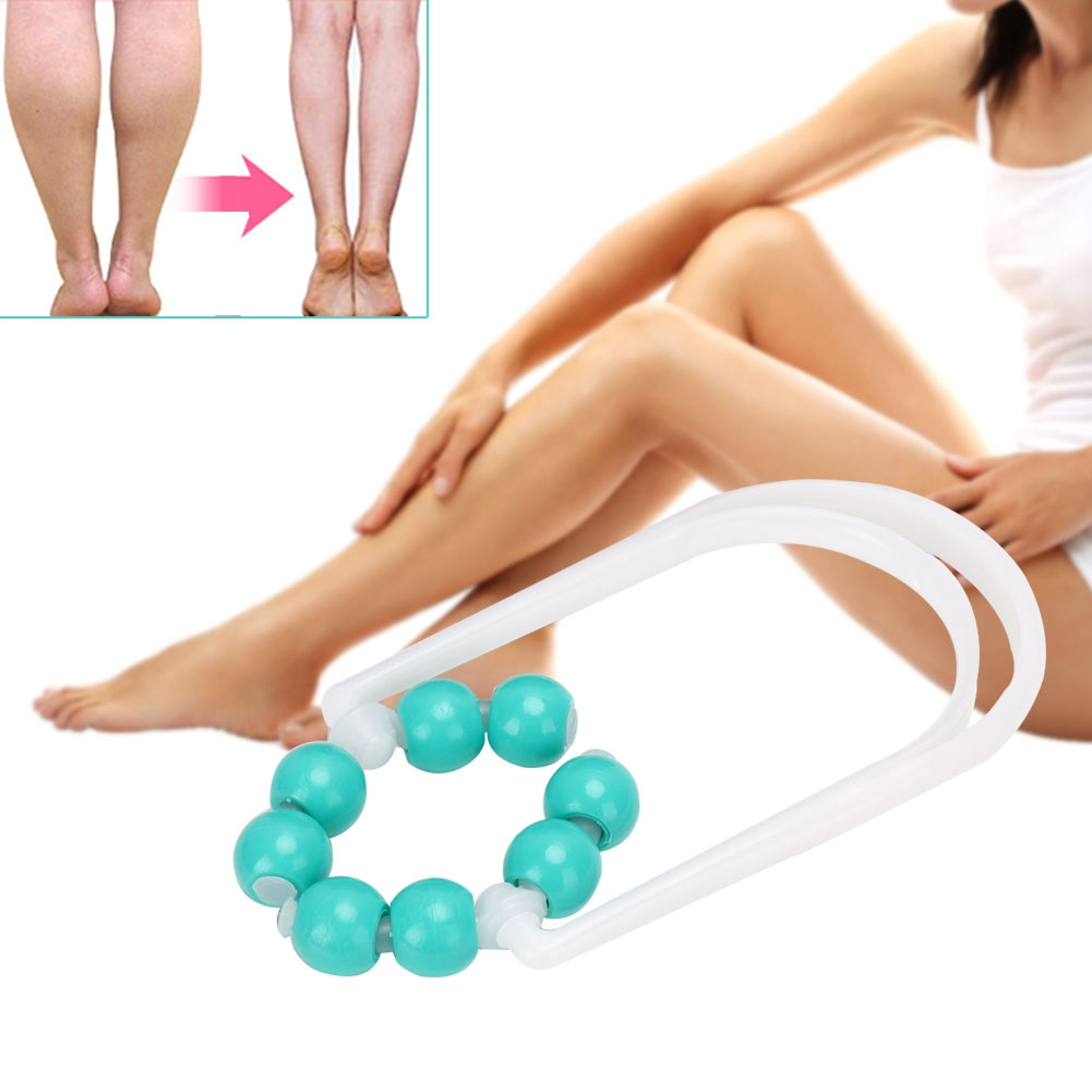 Ein weißes Massagewerkzeug mit türkisfarbenen Rollen im Vordergrund, mit einer Frau und Beintransformation im Hintergrund.