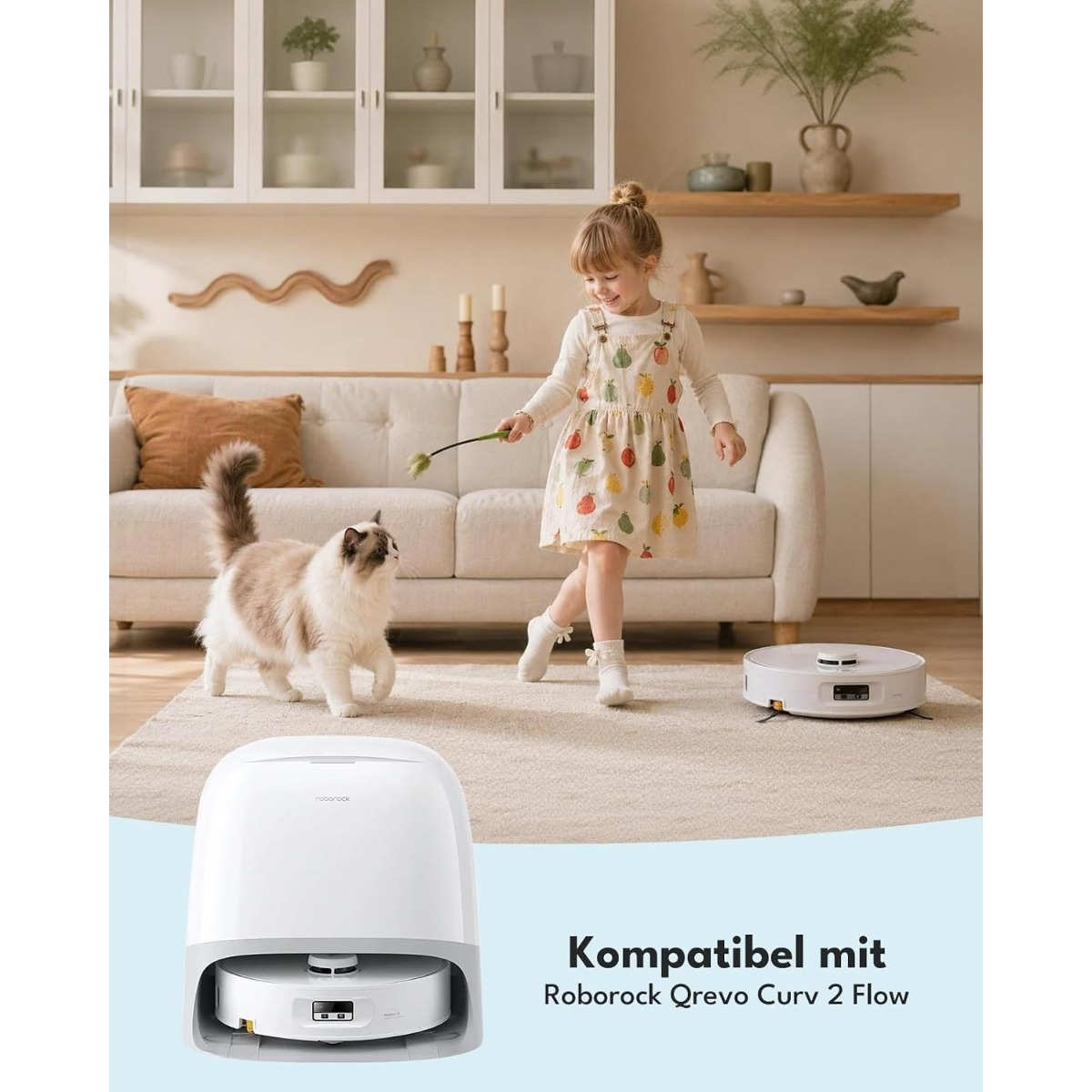 Una bambina gioca con un gatto su un tappeto mentre un robot aspirapolvere bianco si trova in un salotto.