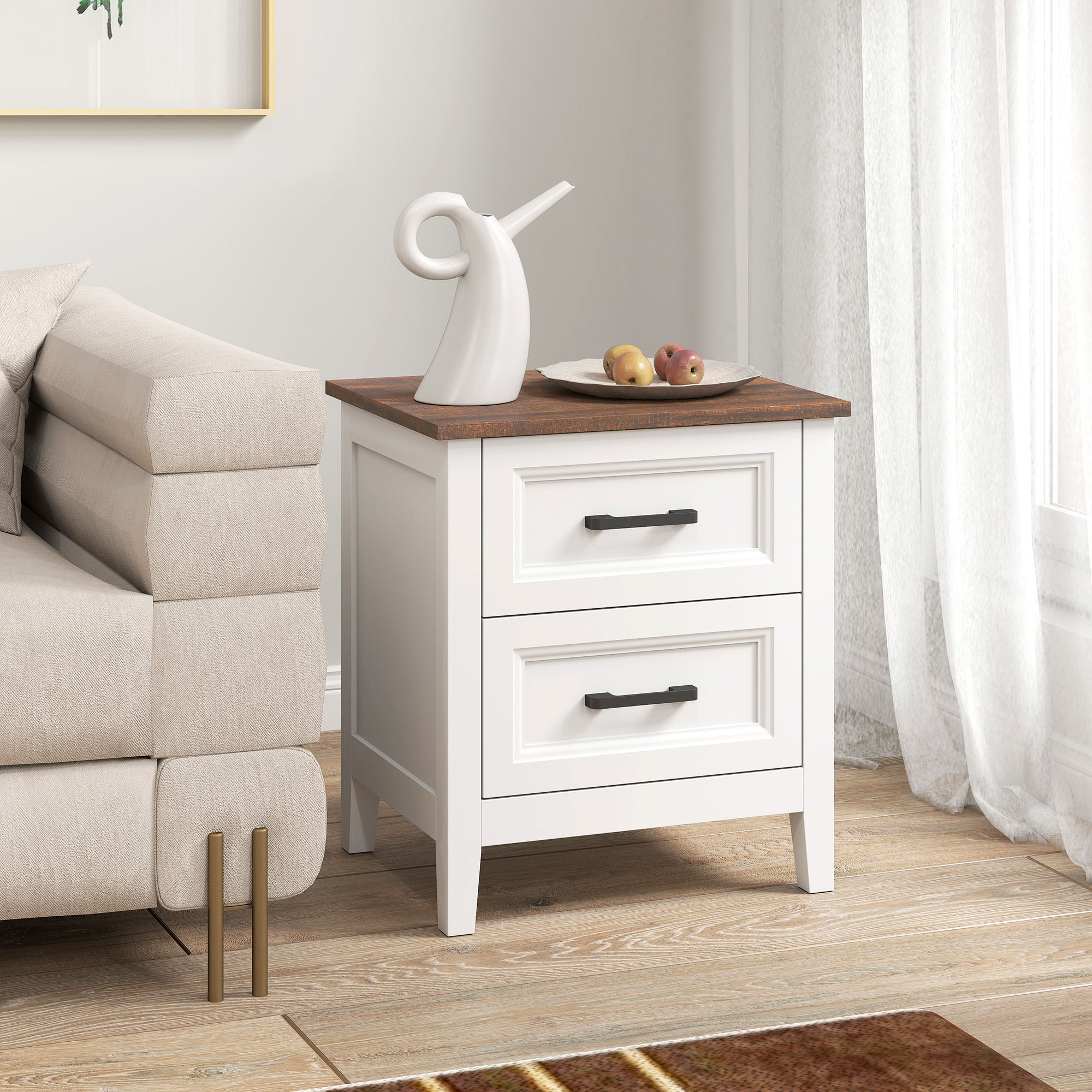 Una mesita de noche blanca con tapa de madera junto a un sofá beige, con un jarrón y fruta.