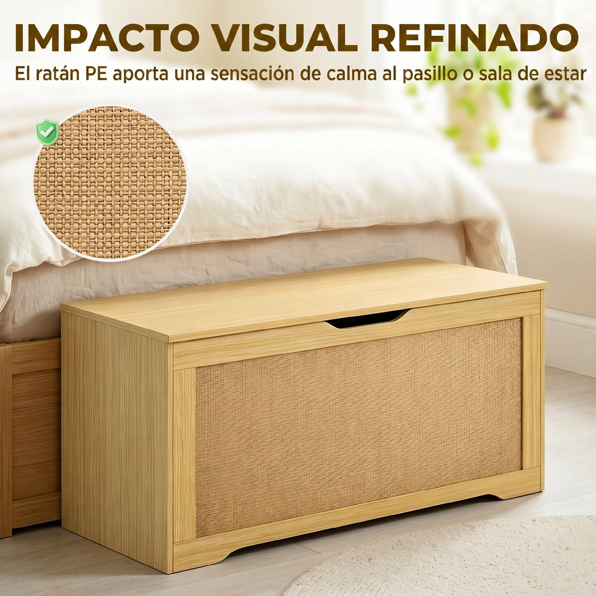Baúl de almacenamiento de madera con frente de ratán tejido al pie de la cama en un dormitorio luminoso.