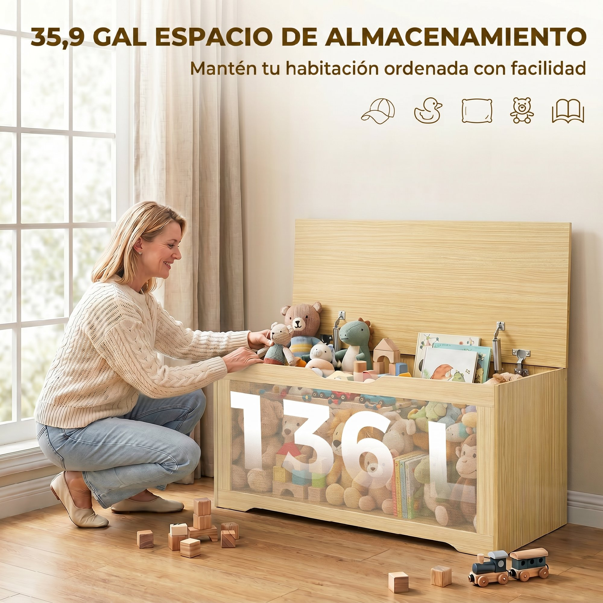 Una mujer se arrodilla junto a un baúl de juguetes de madera lleno de peluches.