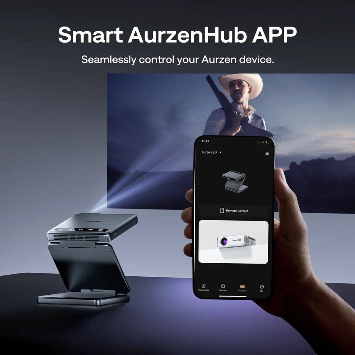 Una mano tiene uno smartphone con l'app AurzenHub che mostra un proiettore e un telecomando.