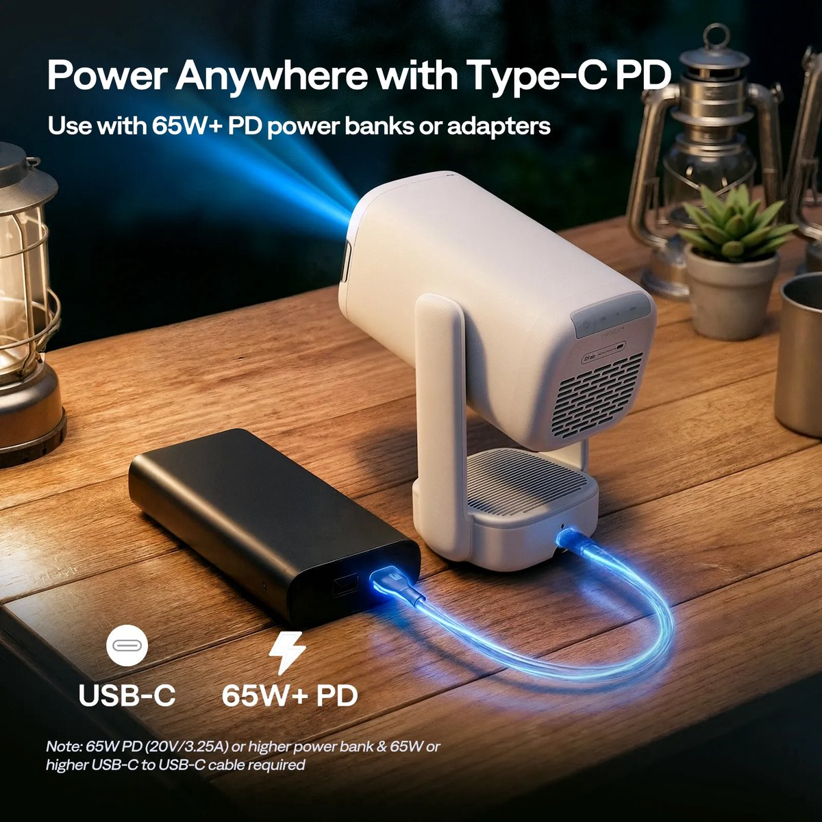 Un proiettore bianco collegato a un power bank nero con un cavo USB-C blu luminoso.