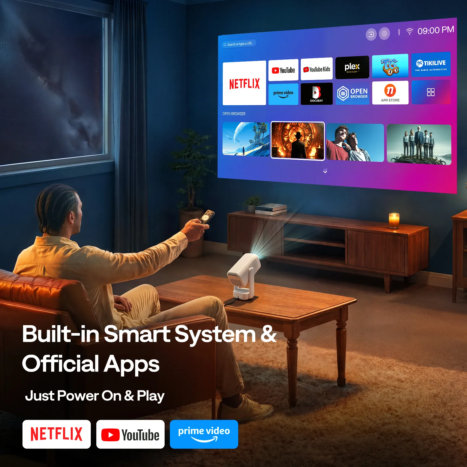Un uomo seduto su una poltrona usa un piccolo proiettore che mostra le app Netflix e YouTube sulla parete.